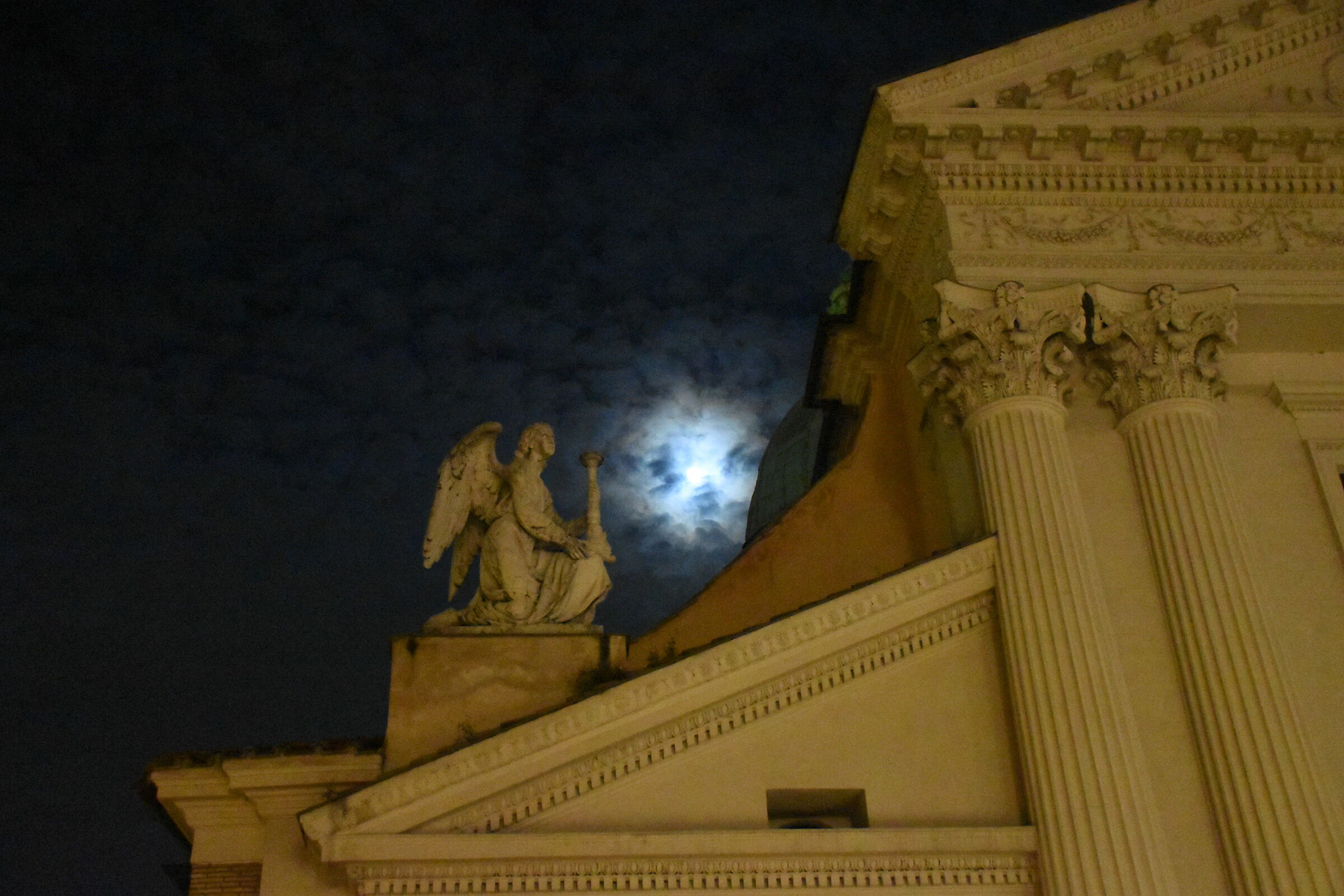 roma, la luna e l'angelo...