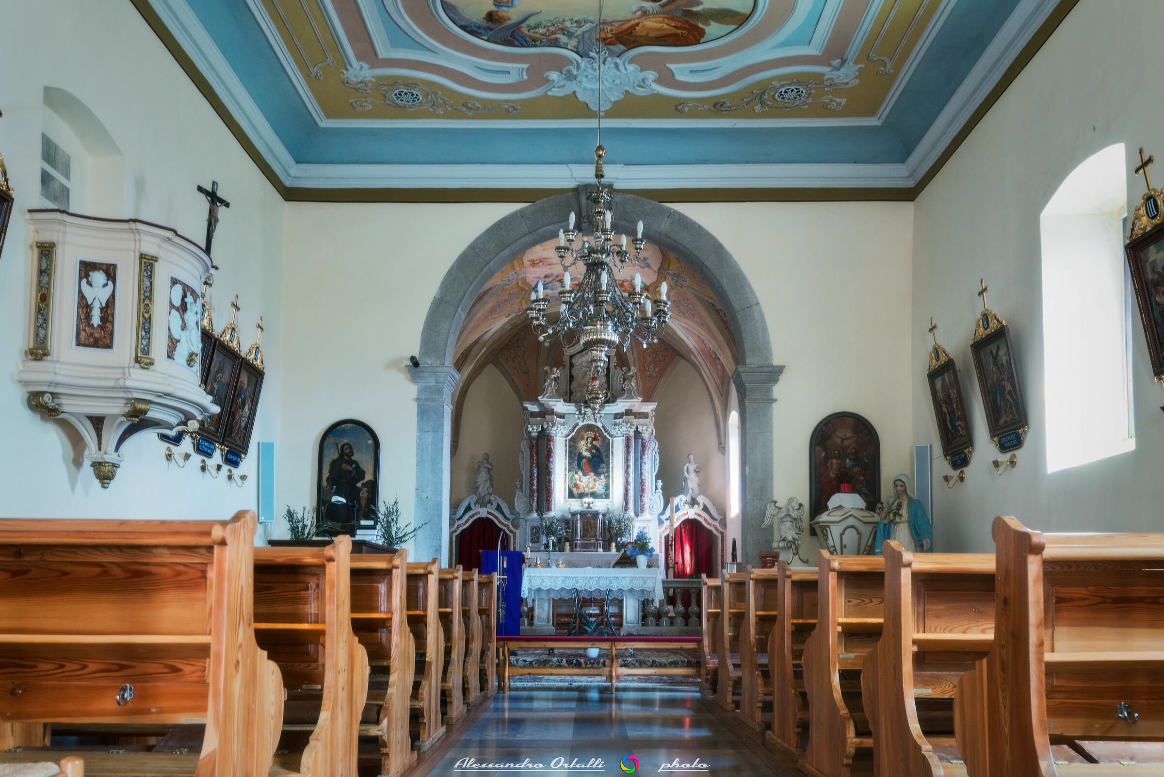 L'interno della chiesetta di Monrupino....