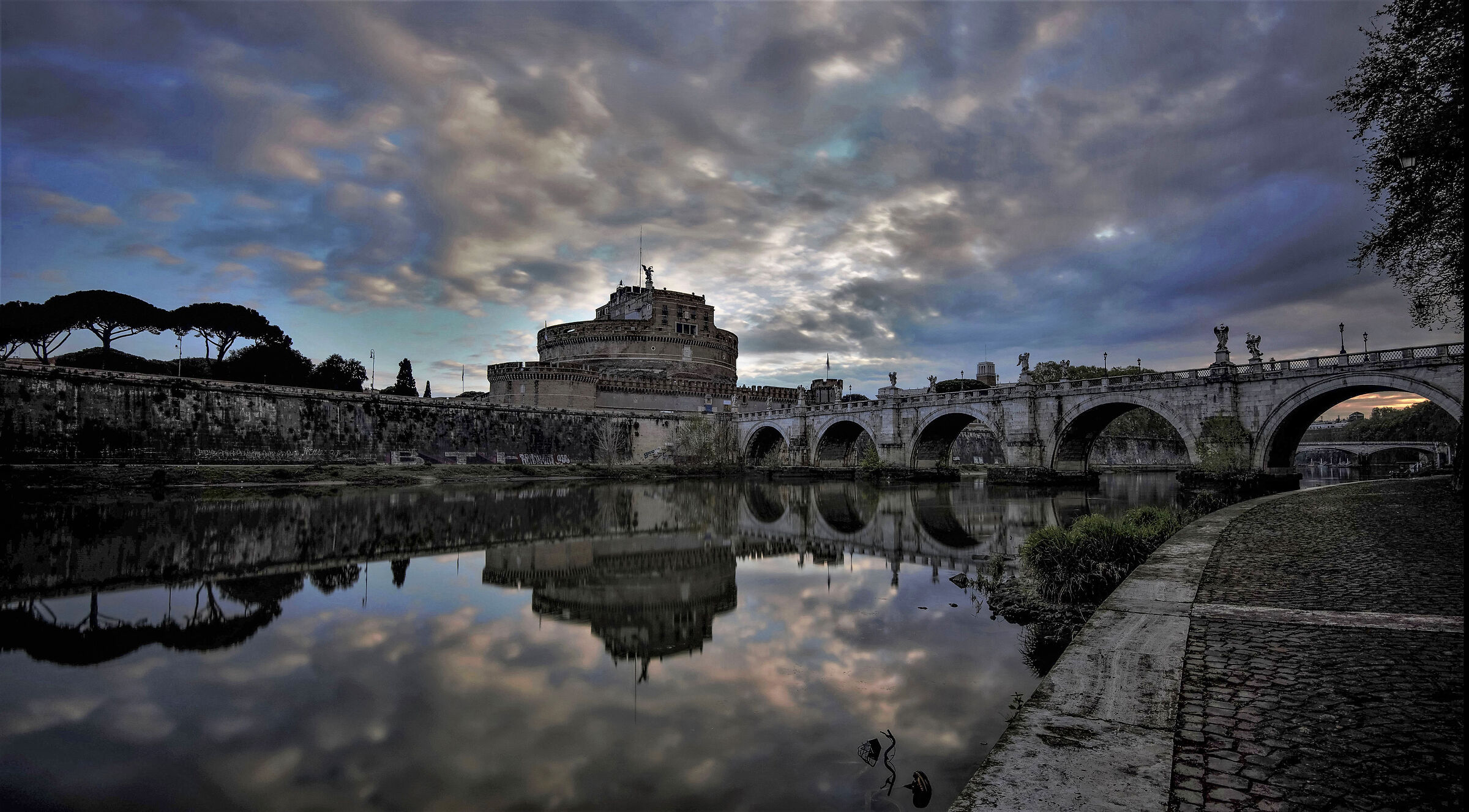 The Inespugnabile fortress of Rome: Castel Sant'Angelo...