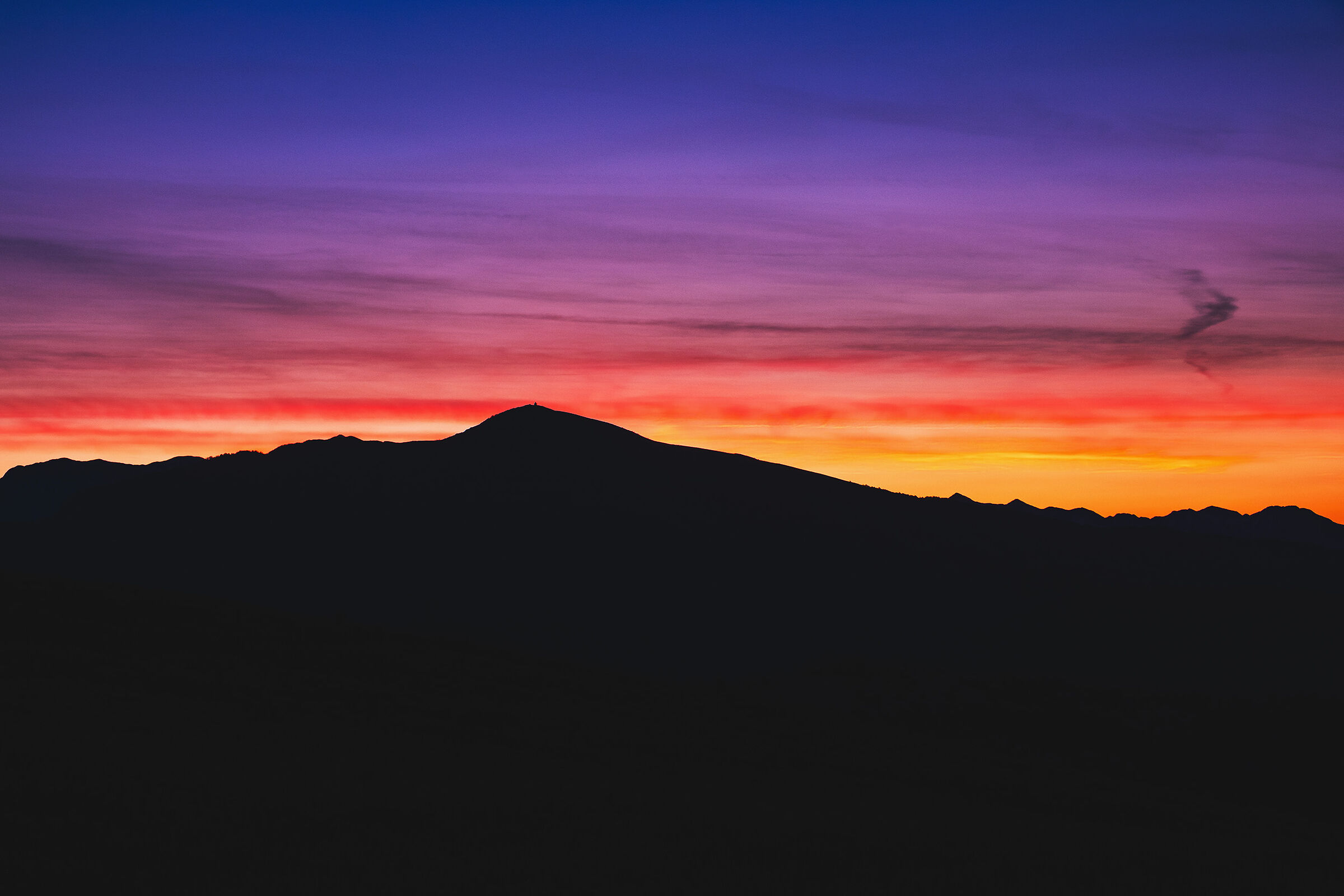 Silhouette del monte Matajur all'alba...