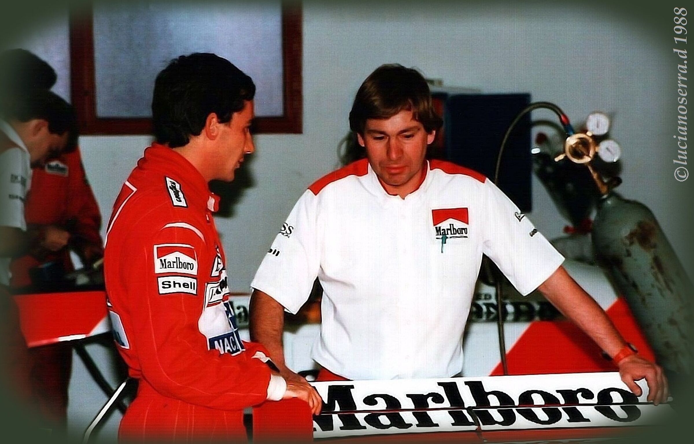 Ayrton Senna nel box prima dell'inizio delle prove 1988...