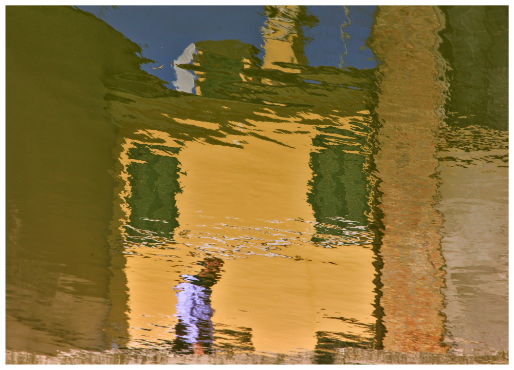 A day at Comacchio_06-Reflections of urban life...
