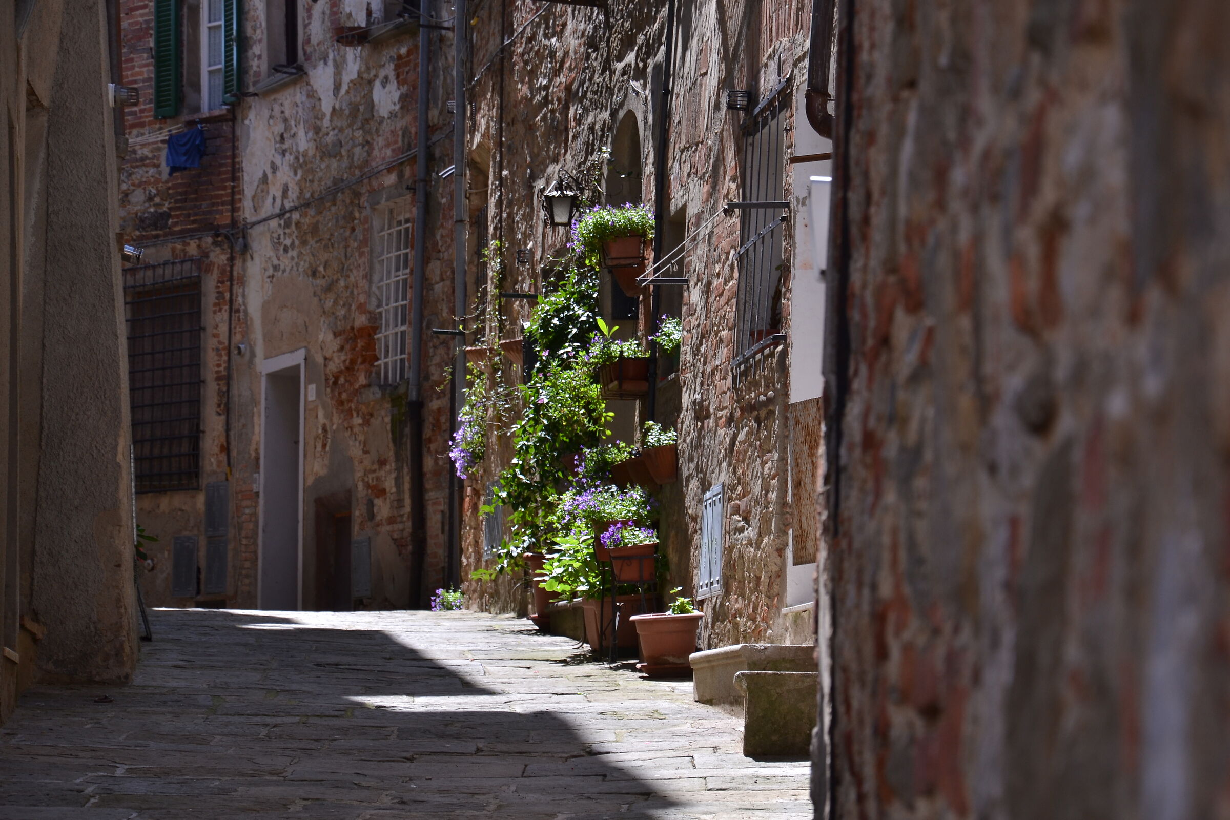 Walking through the alleys of Lucignano...