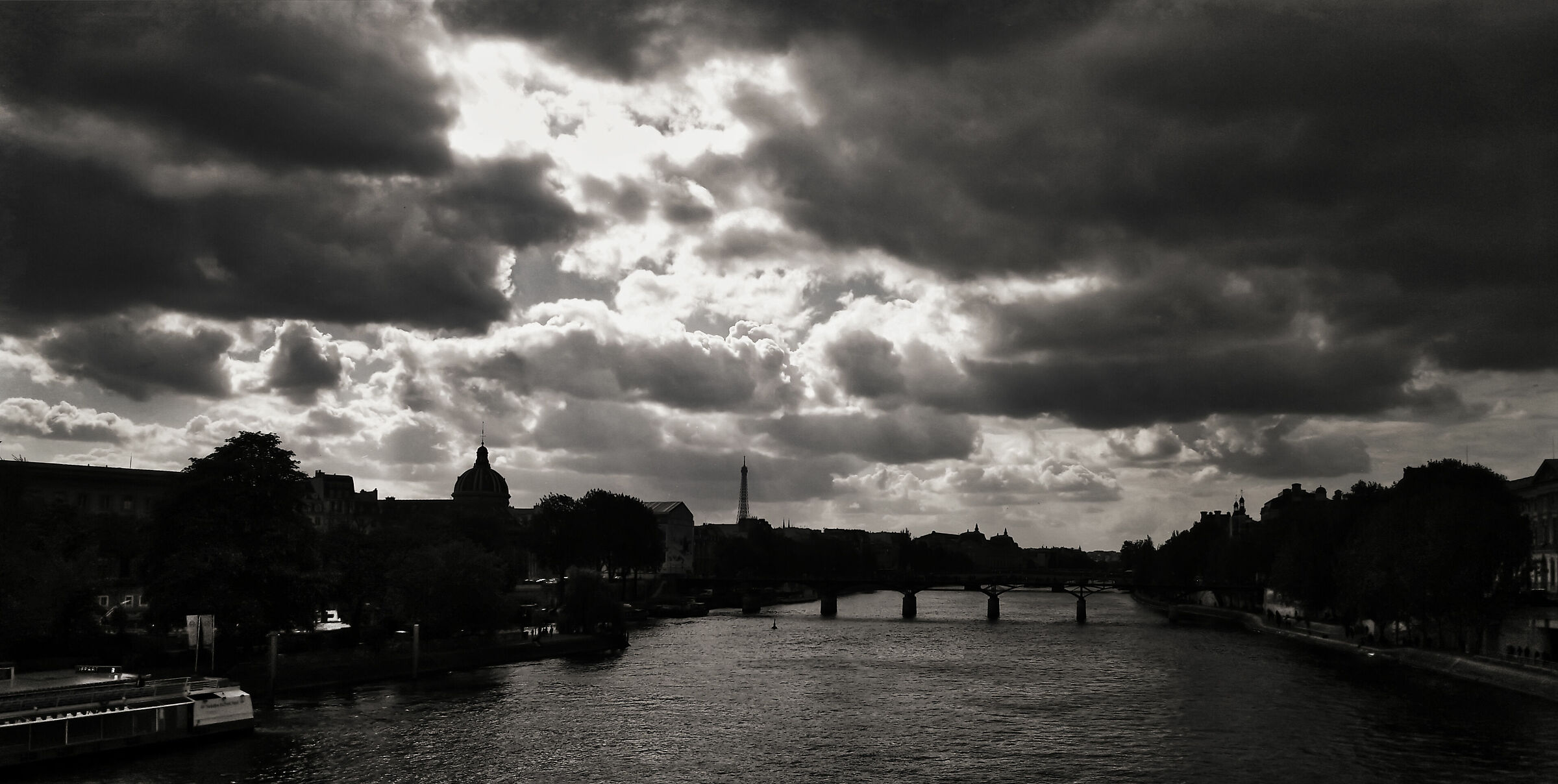 Threatening clouds on the Seine...