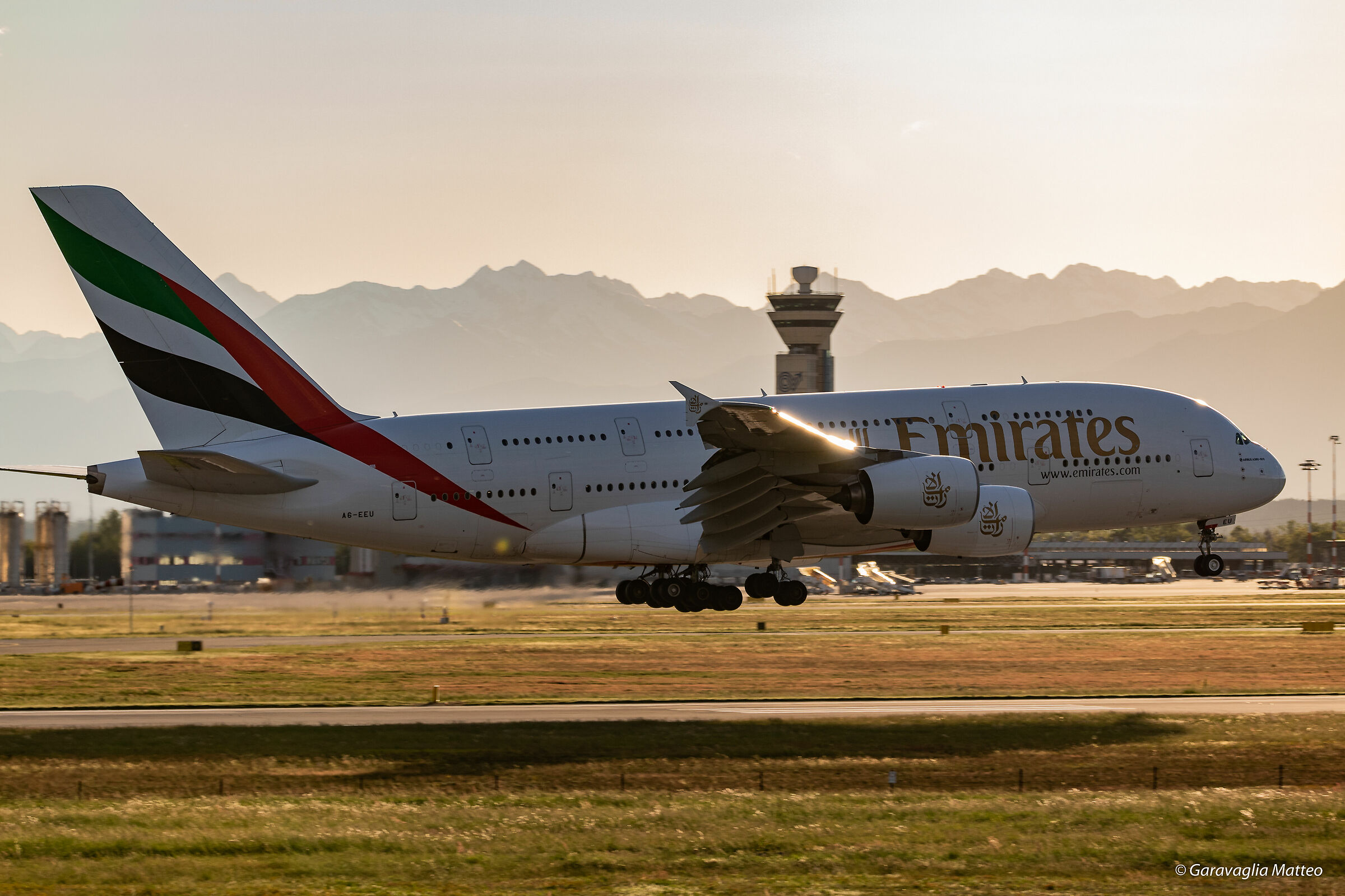 Wing Glow-A380 Emirates ...
