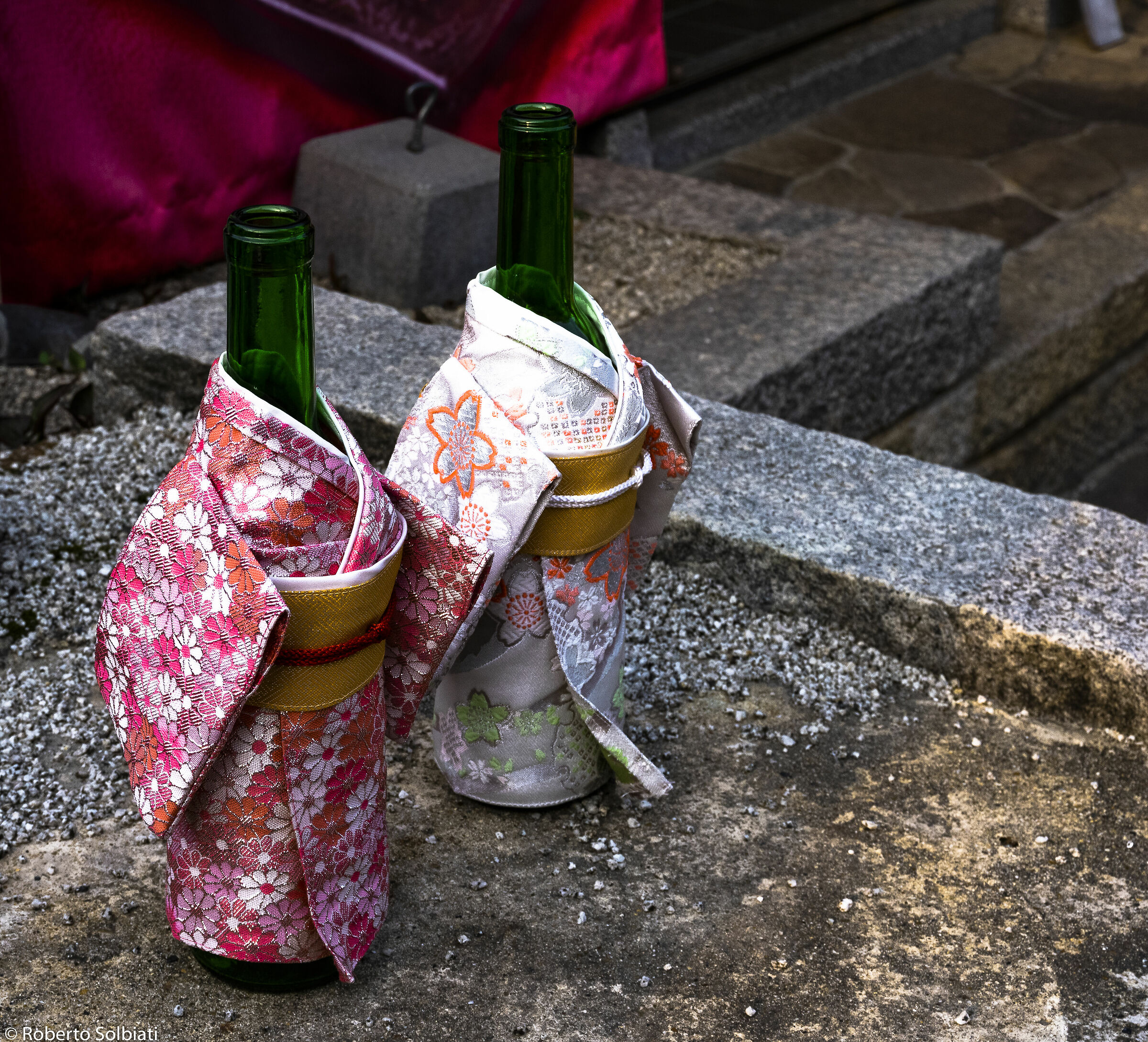 Bottiglie in abito tradizionale giapponese...