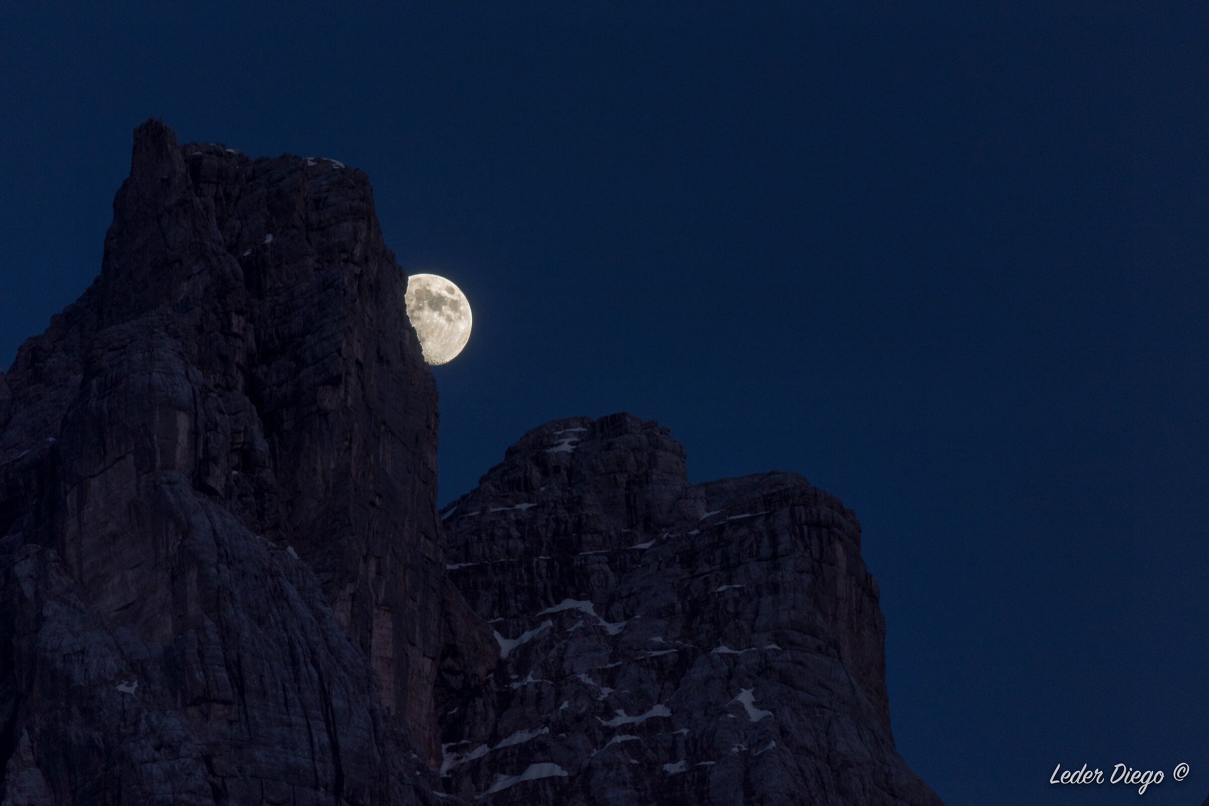 The moon rises (Photo x article)...