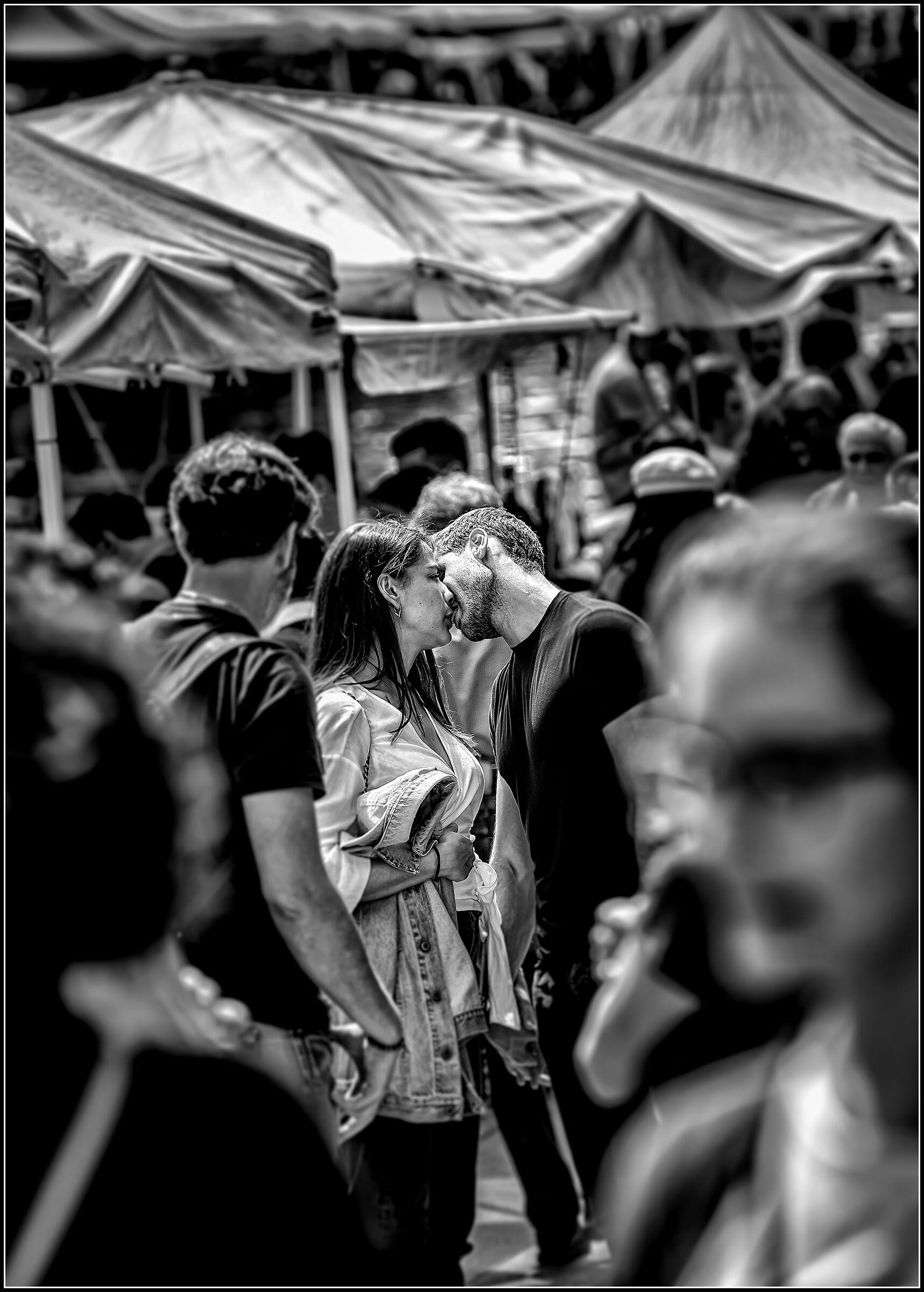 A kiss in the market frenzy...