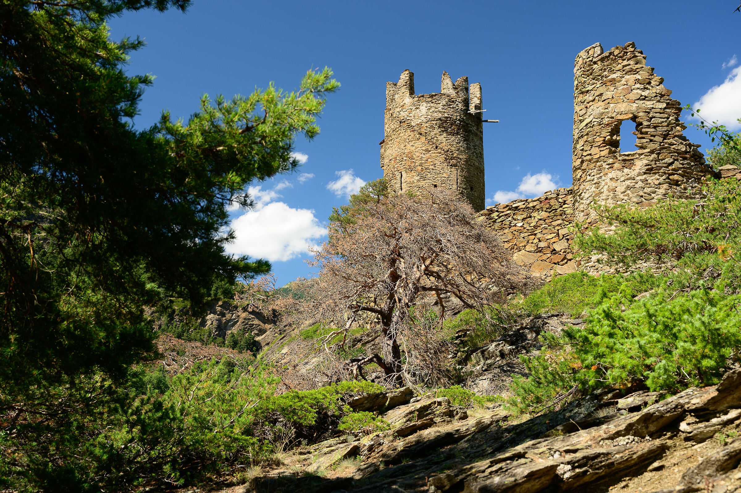 I resti del castello di Montmeyeur, ad Arvier (ao)...