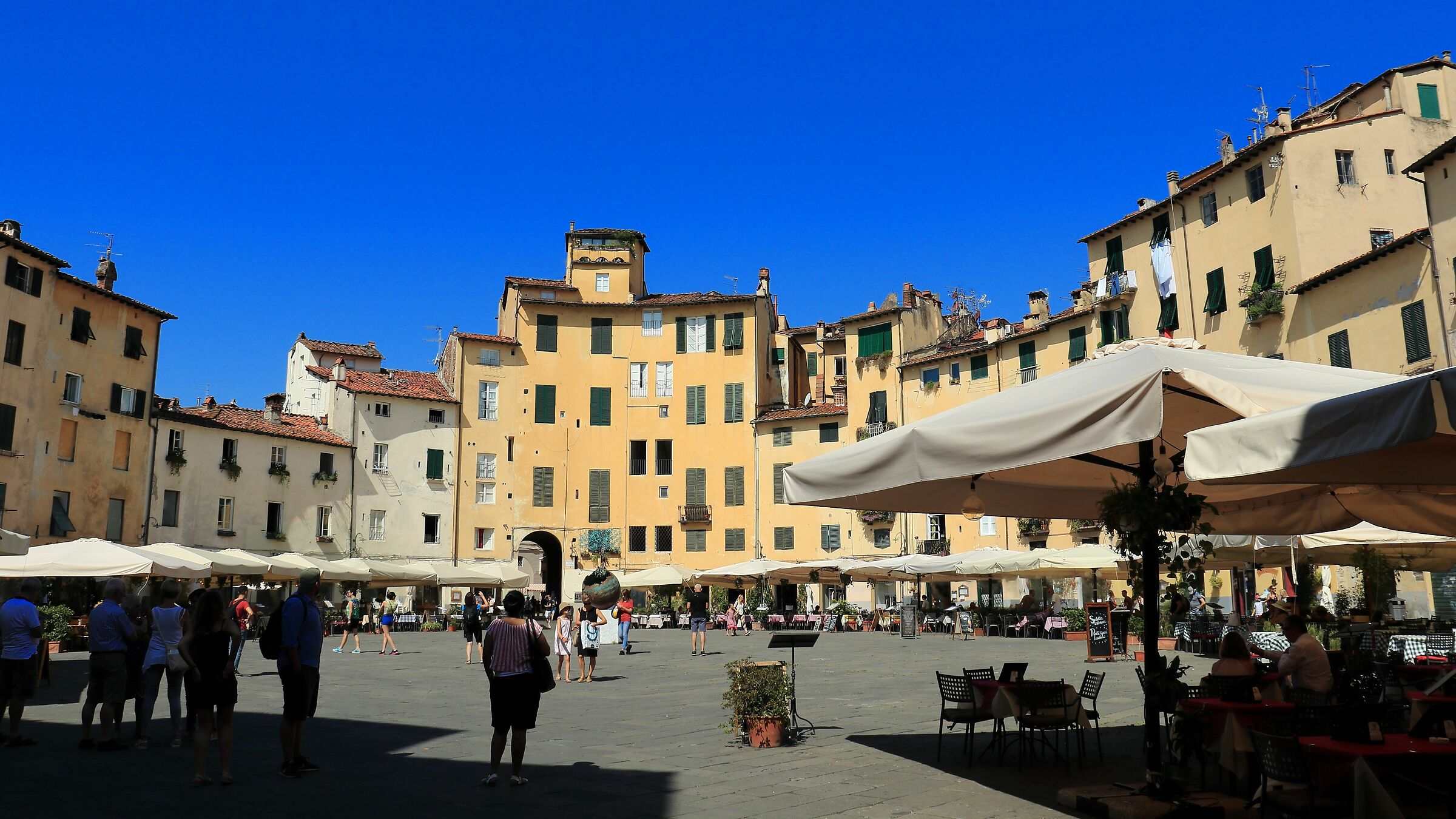 Piazza ANfiteatro in Lucca...