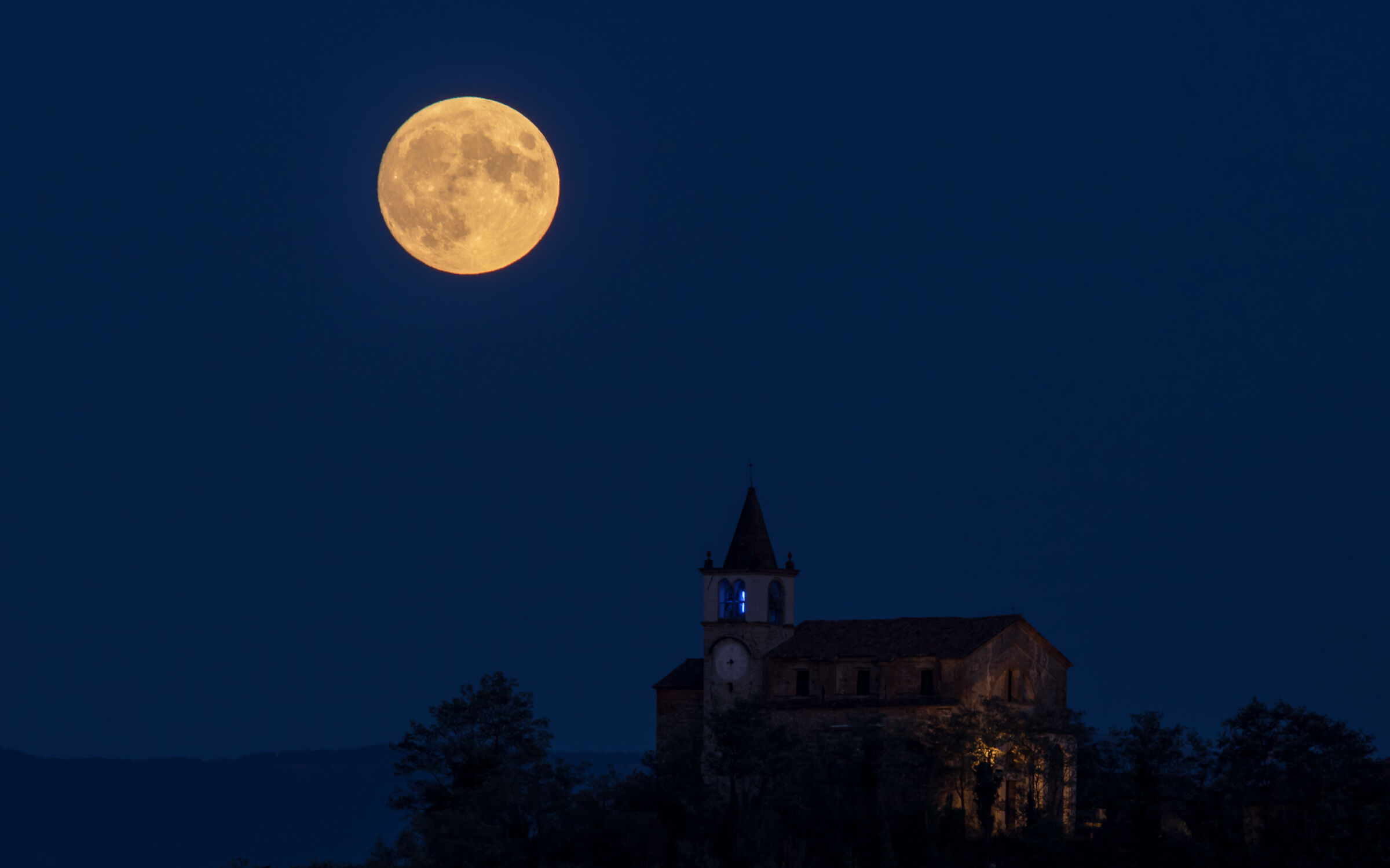 La luna dietro la chiesa del mio paese - 14.08.19...