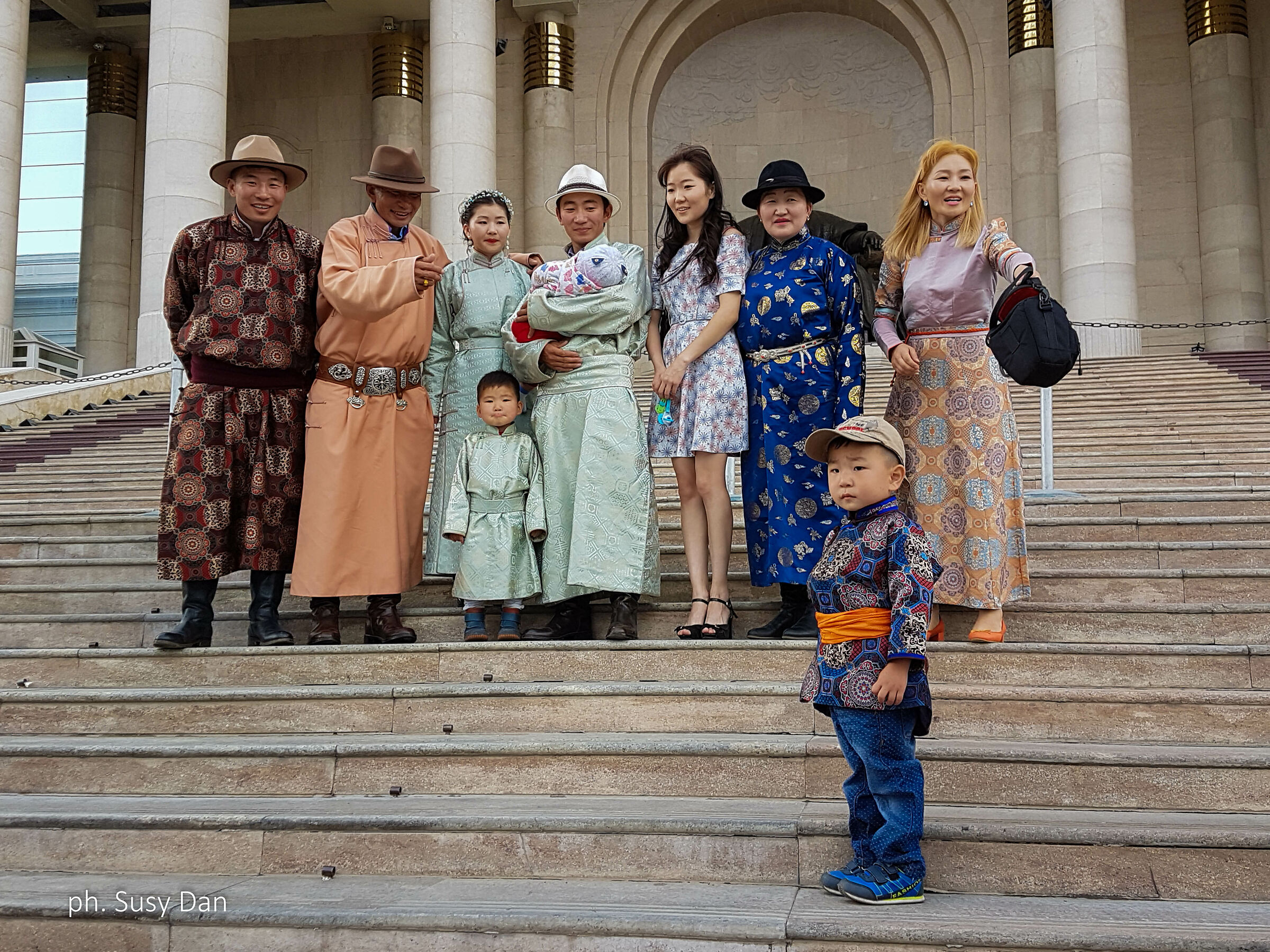 Ritratto di famiglia in piazza Gengis Khan...