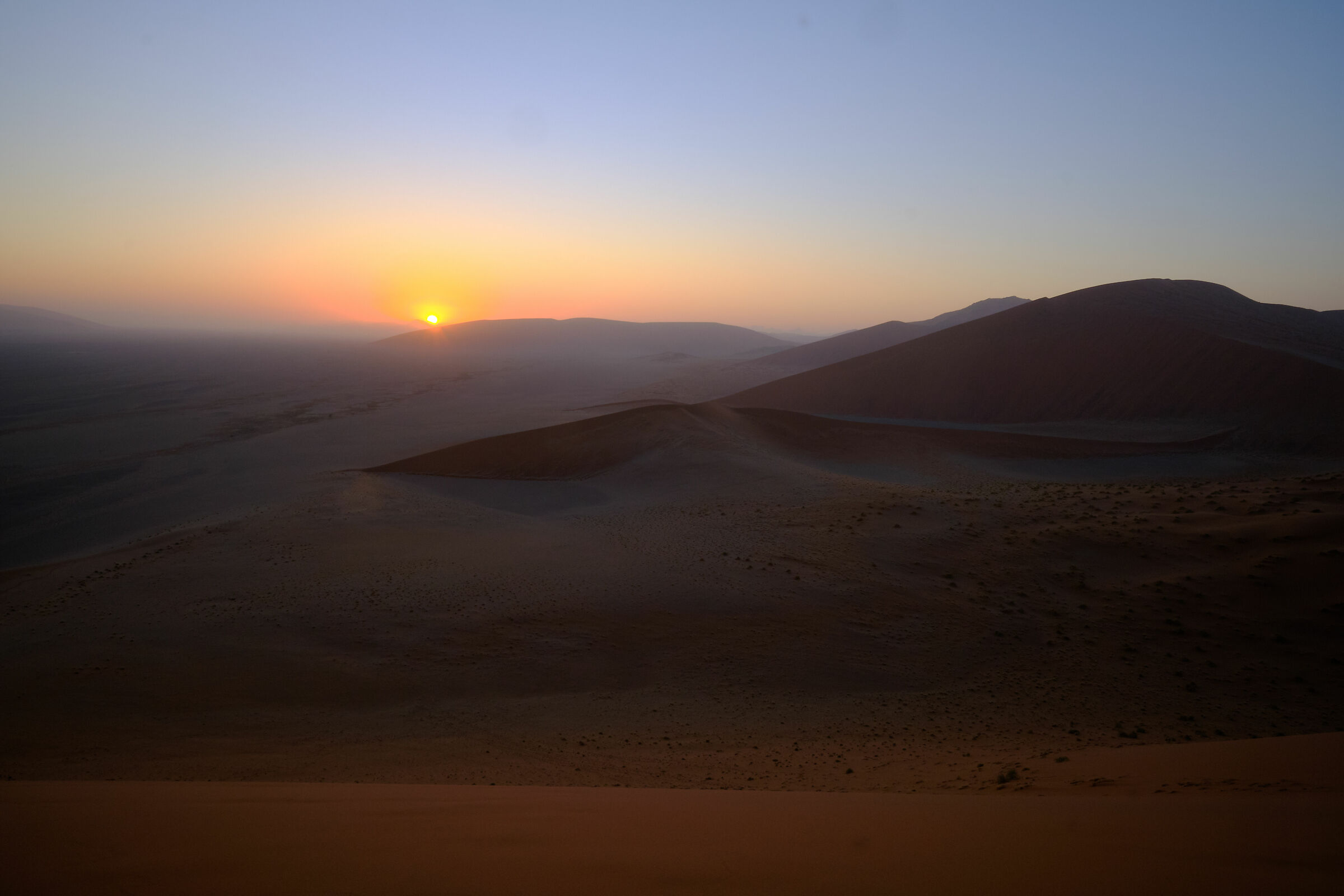 Sunrise Duna 45 - Namibia...
