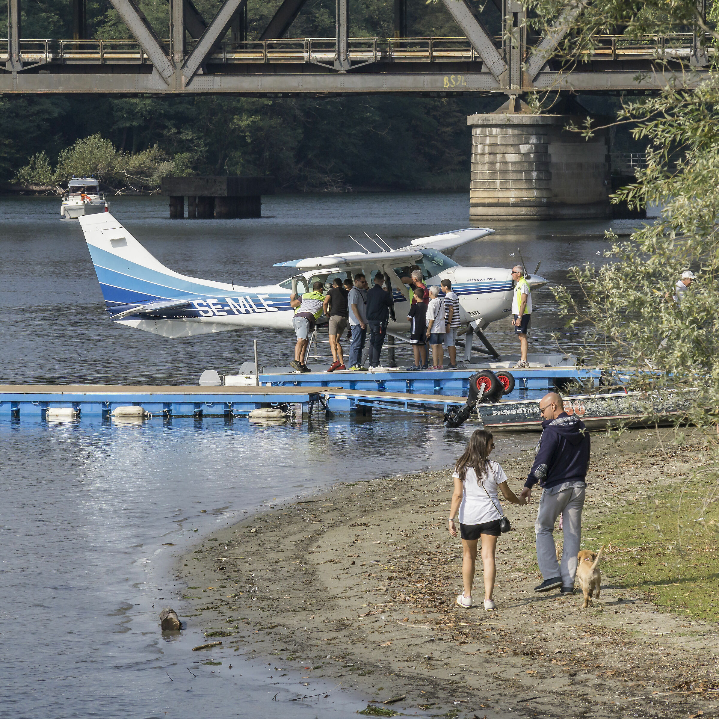 Cessna 206 “Stationair” al pontile...