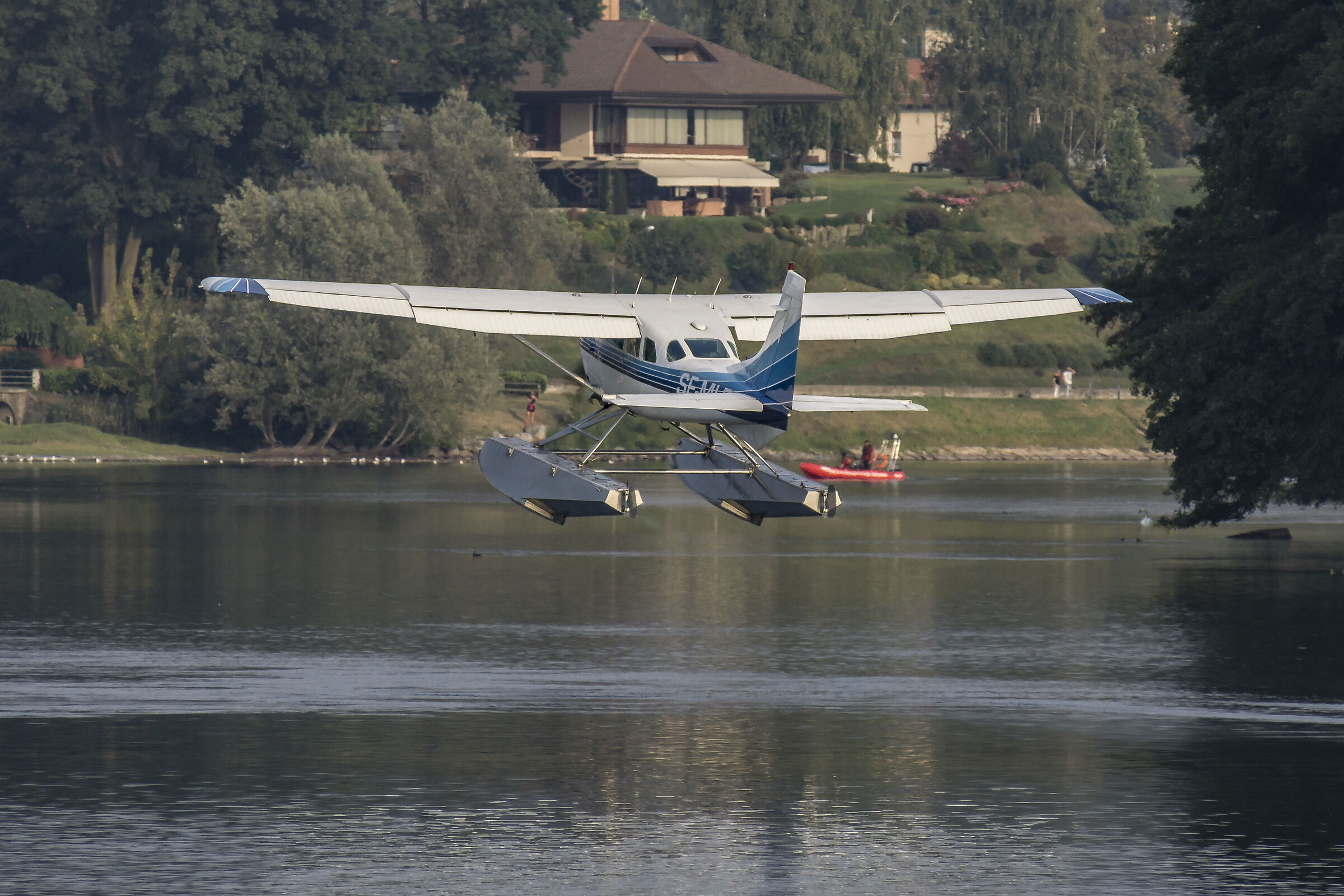 Cessna 206 "Stationair" returning to Como - 4...