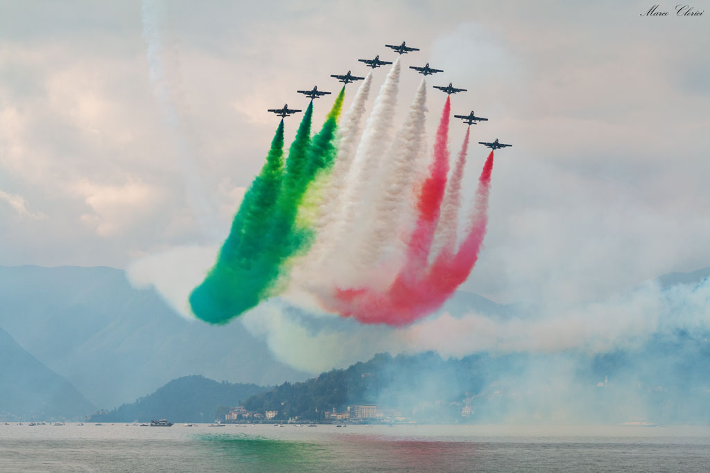 Frecce Tricolori colorano il Lago Di Como........