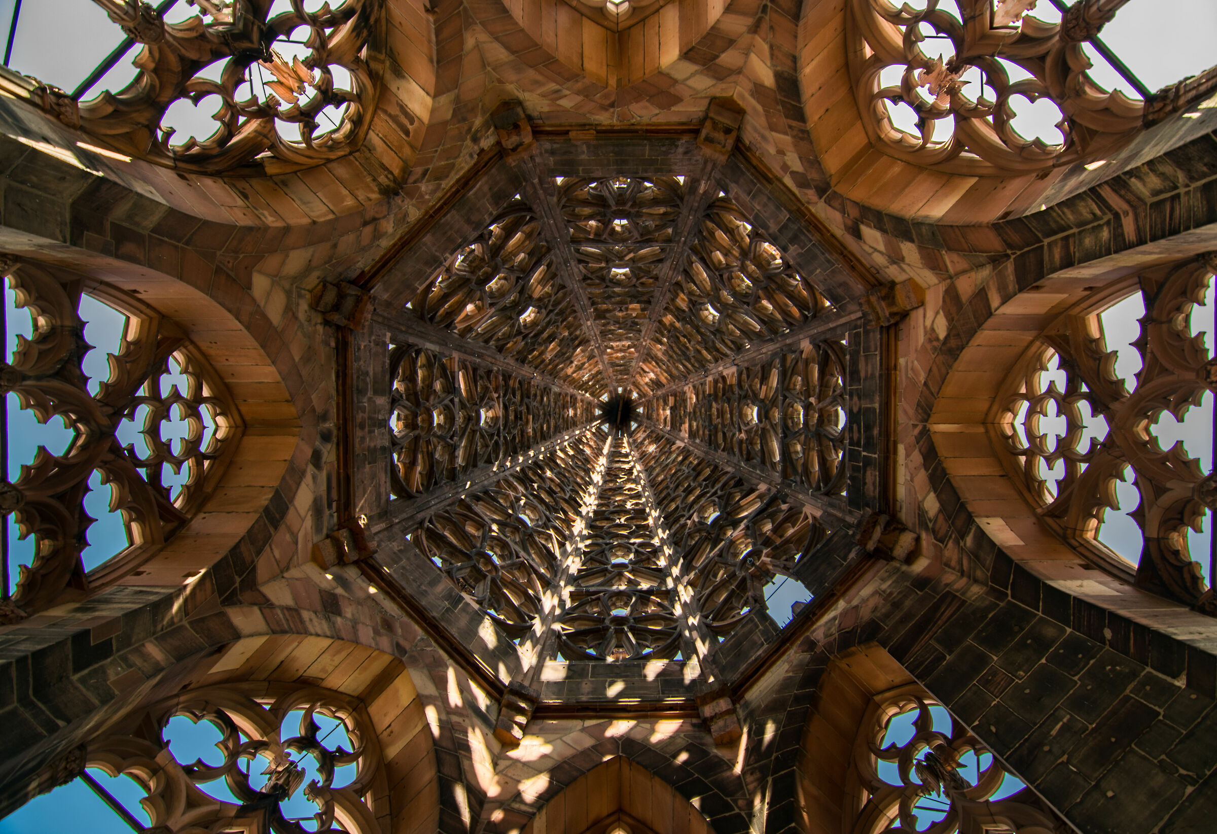 Vista interna della torre della cattedrale di friburgo...