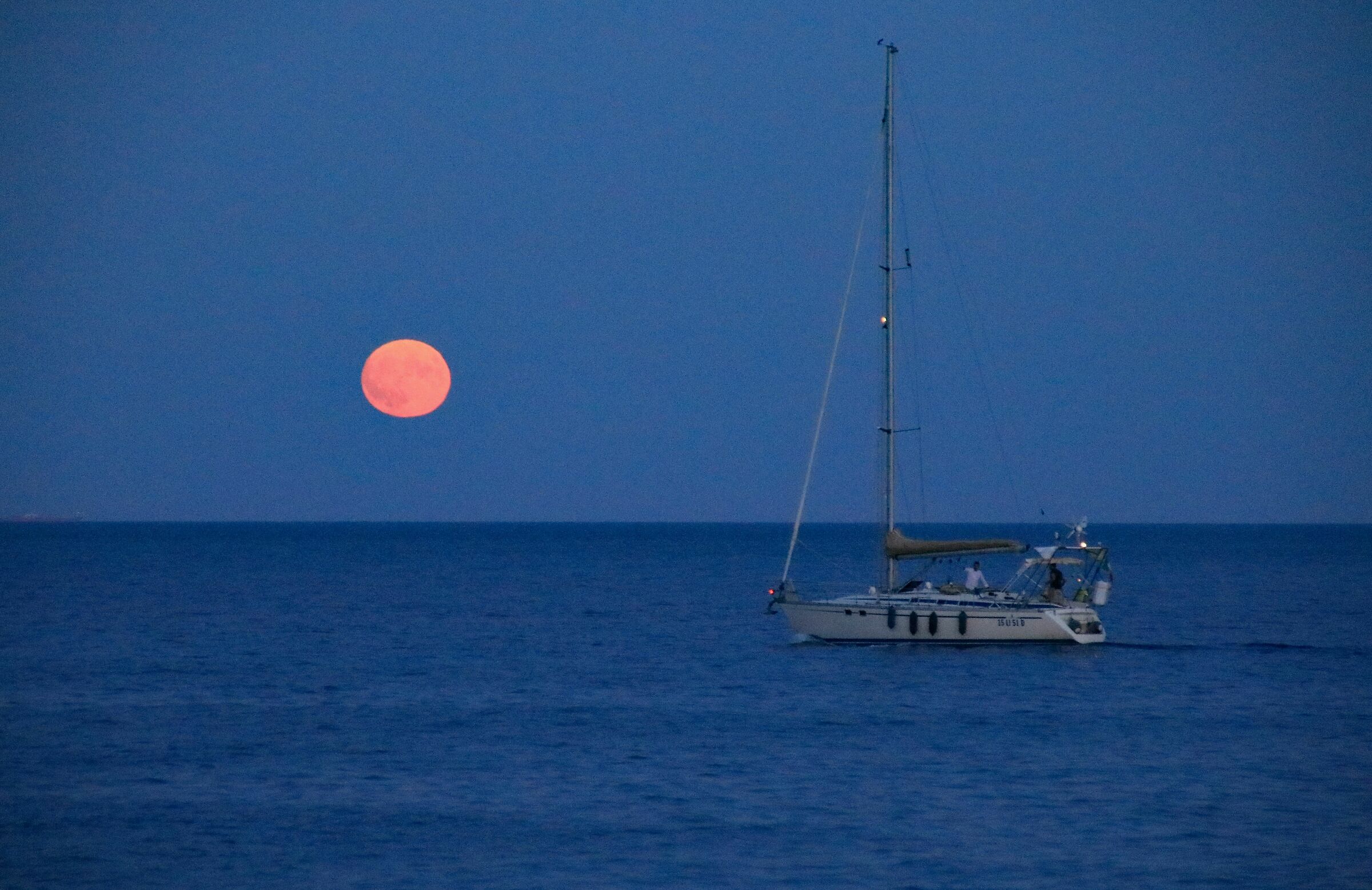 Varigotti: Paesaggio con luna piena sorgente dal mare...