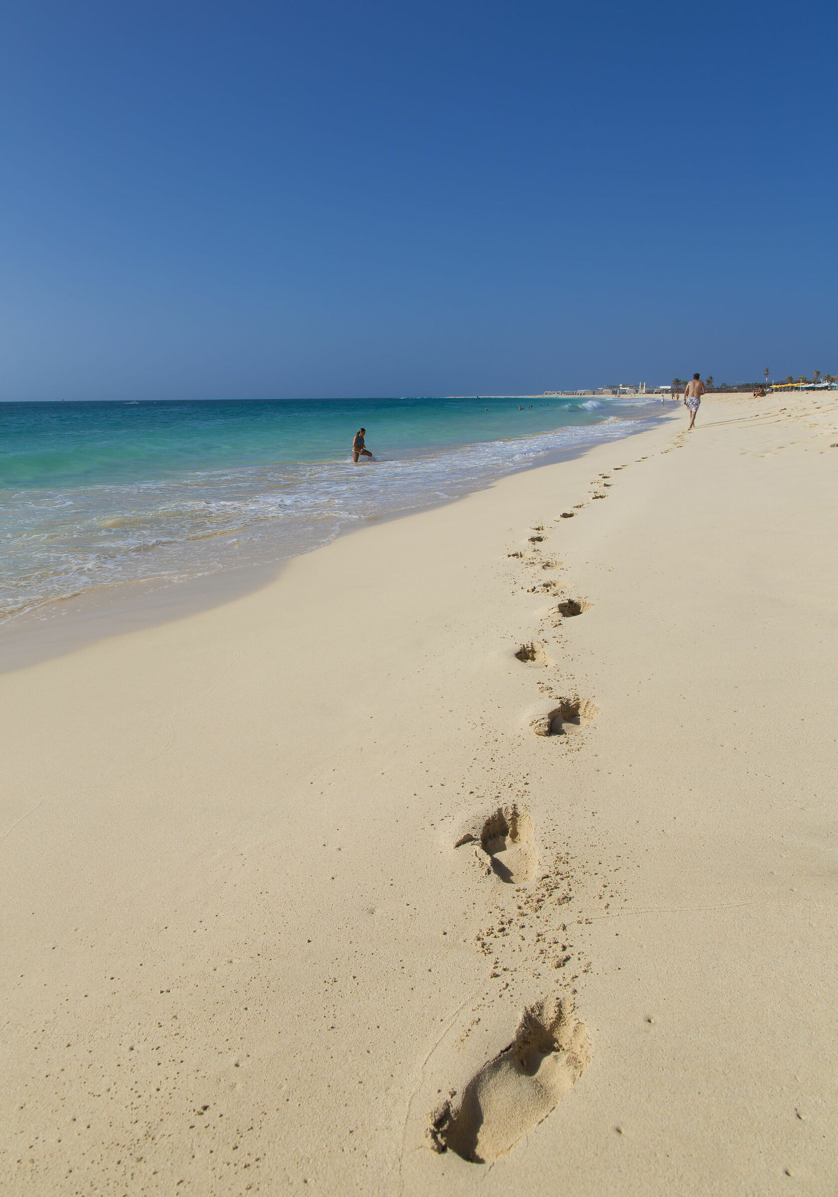 Passeggiata sulla spiaggia a  Capo Verde...