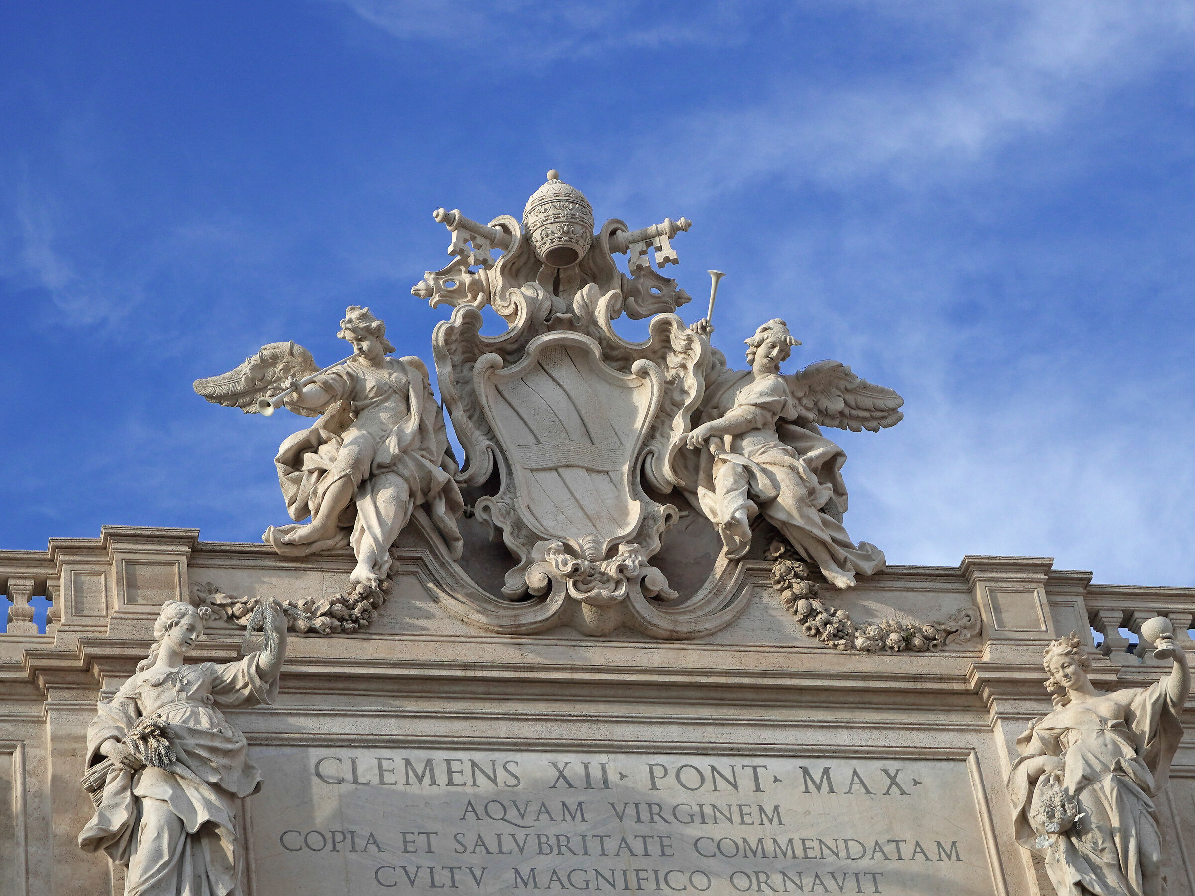 Fontana di Trevi, Roma particolare dello stemma papale...