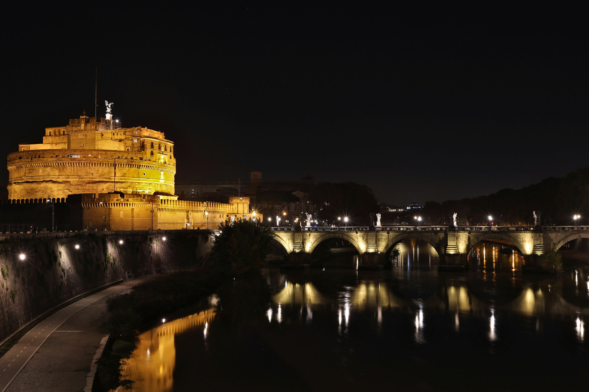 La magia di Roma notturna - Castel Sant'Angelo...