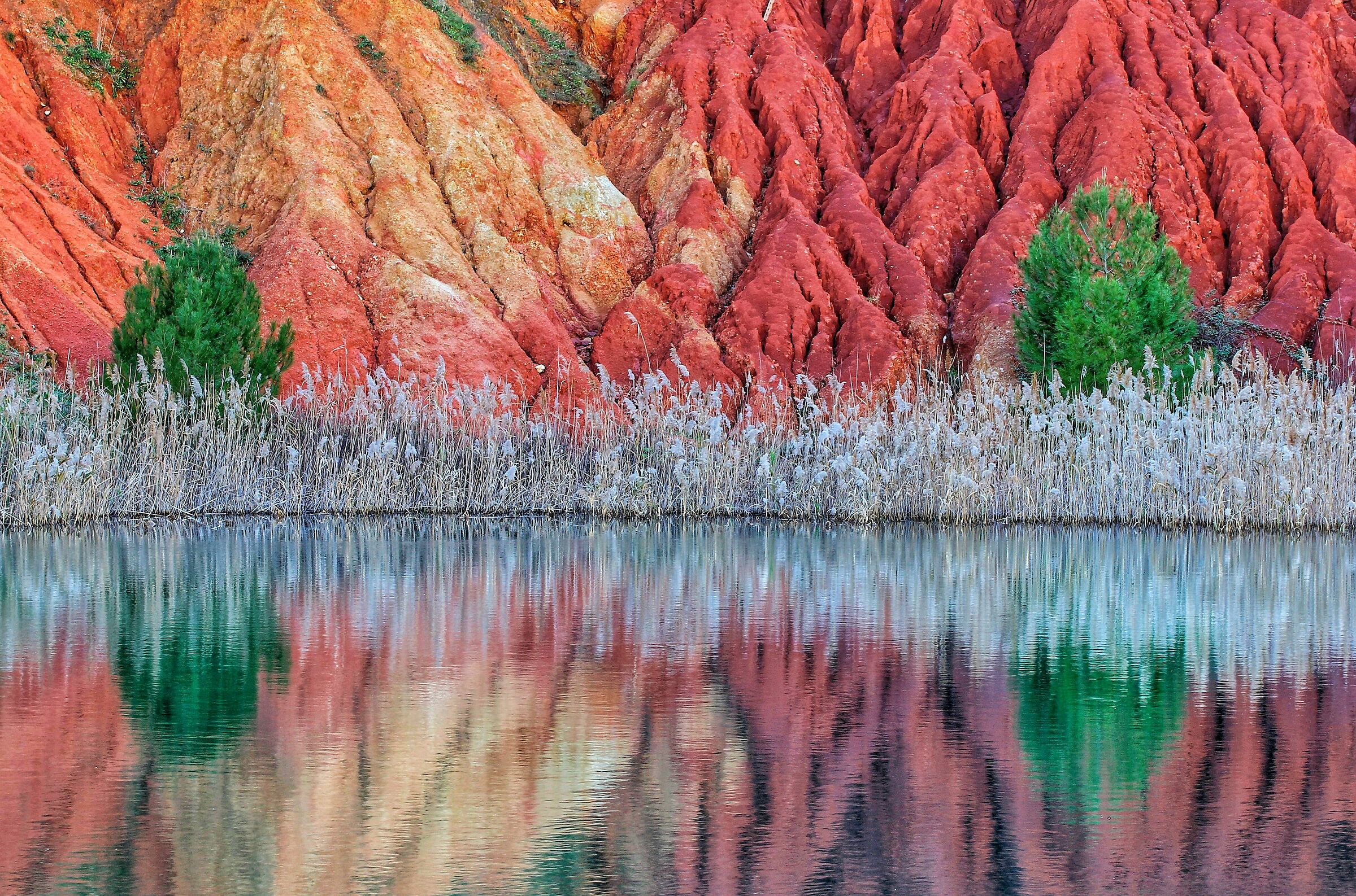 I colori del lago di bauxite...
