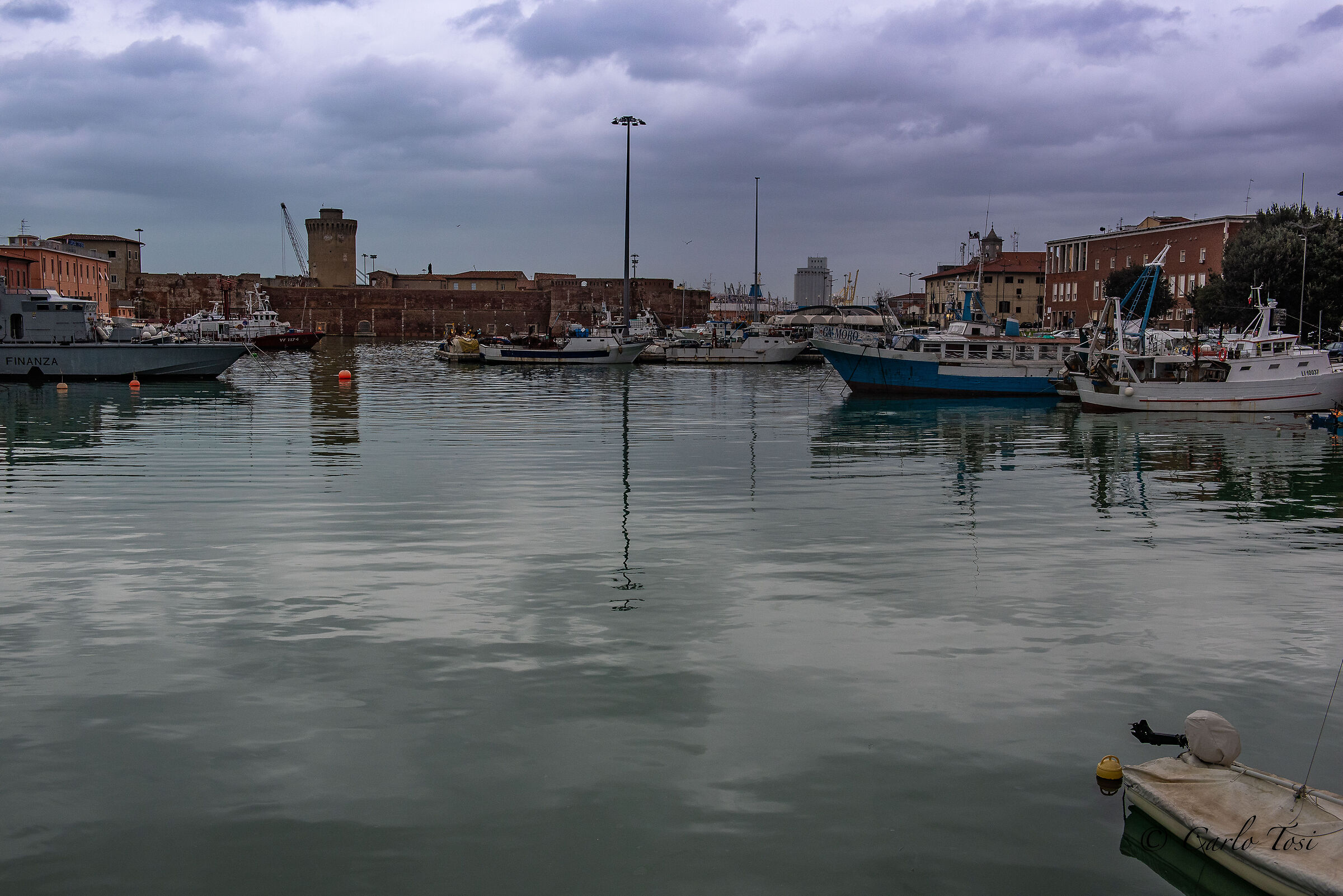 Porto di Livorno in una mattina molto nuvolosa e piovos...