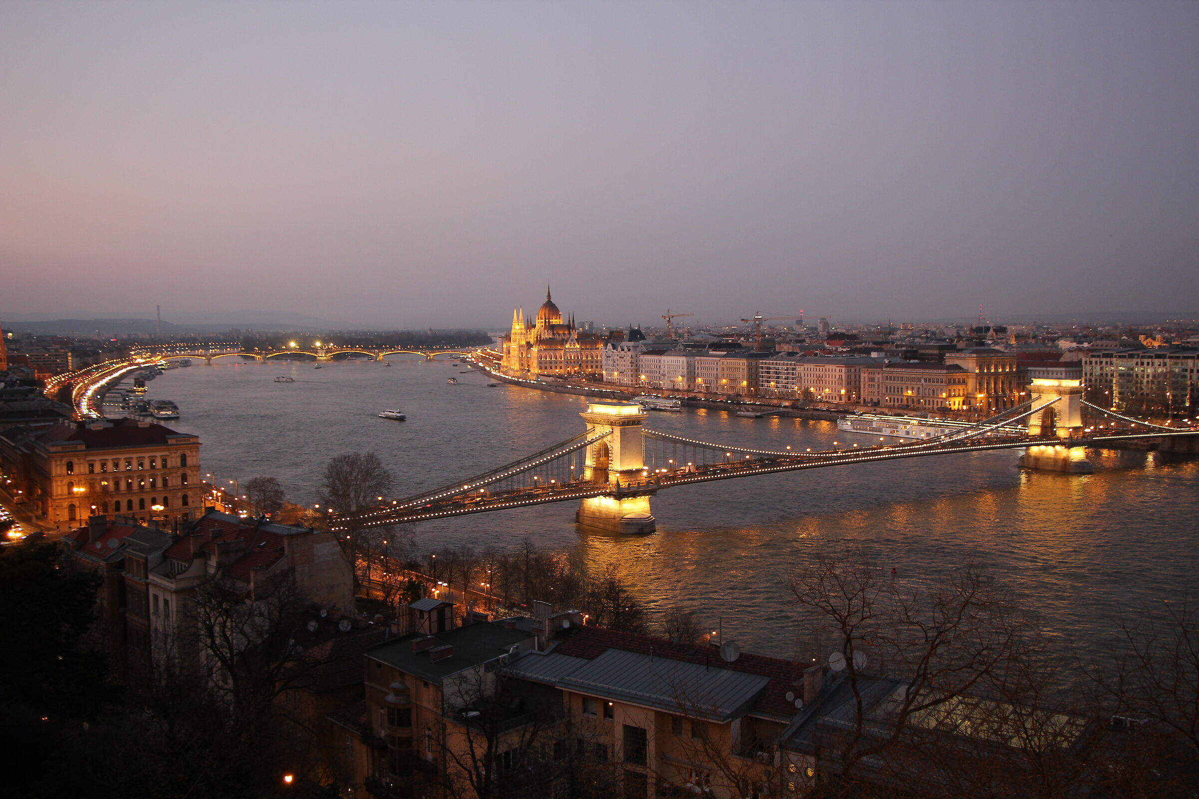 Budapest - il parlamento sul Danubio...