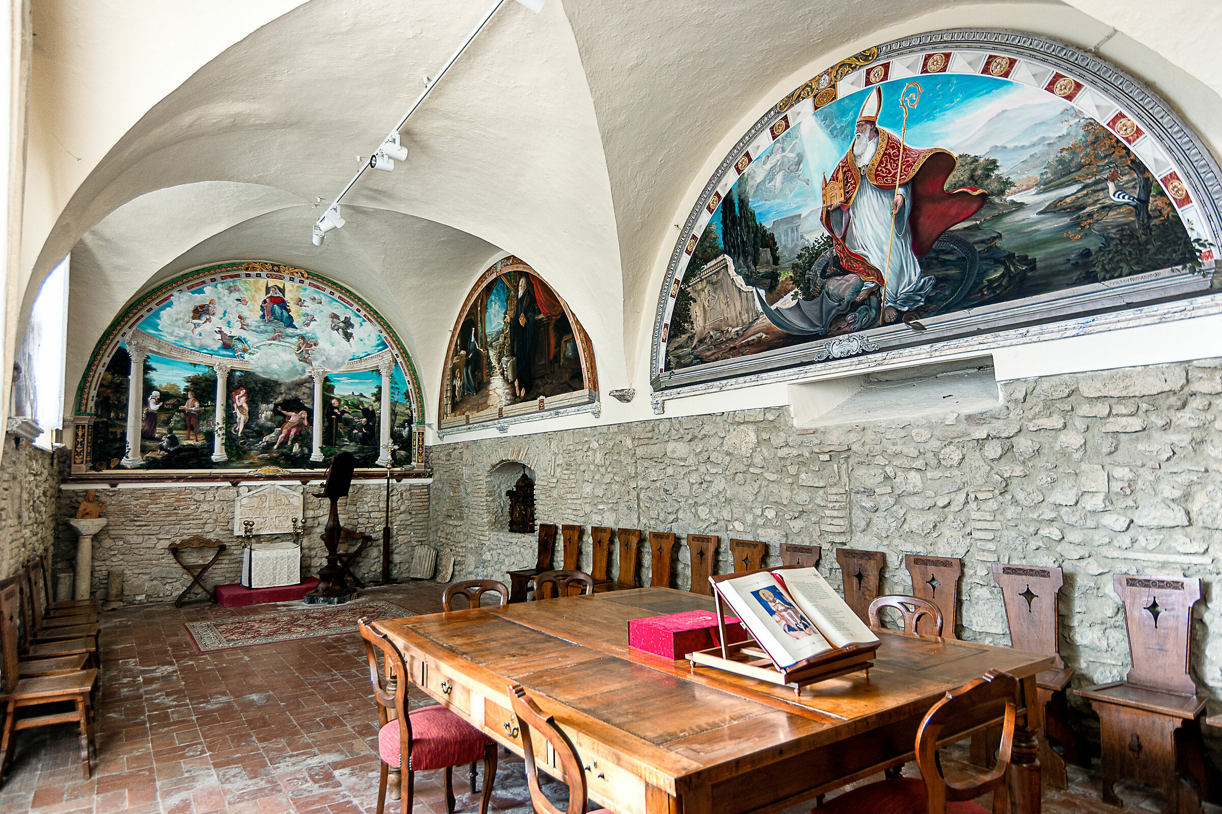 Abbazia Benedettina di "Santa Maria di Farfa" una sala...
