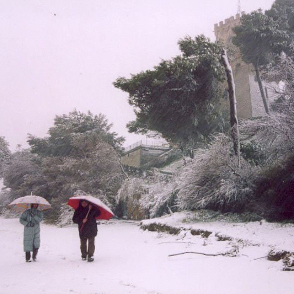 Travellers in a sea of snow - Pineto, Cerrano Tower...