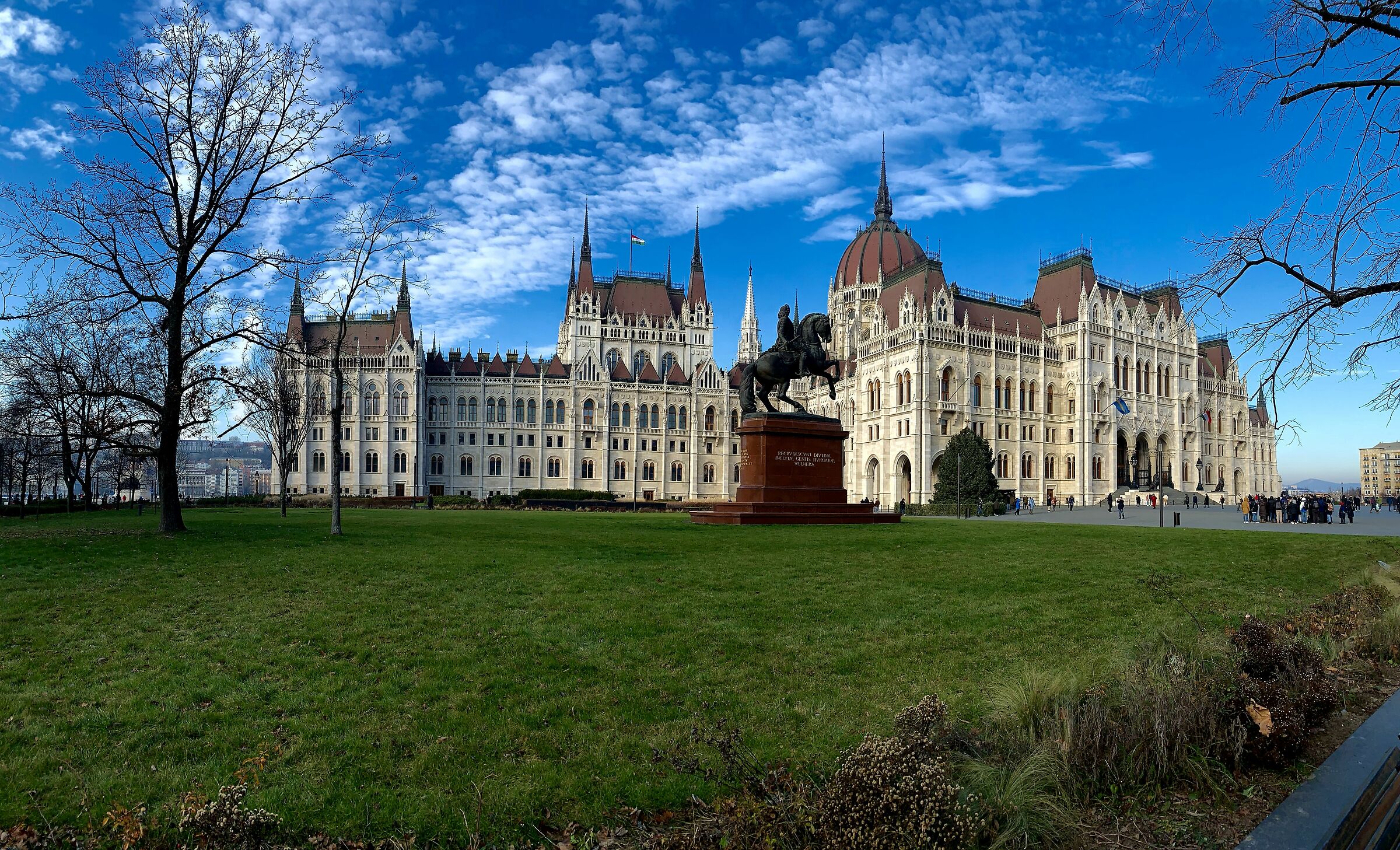 Budapest - il parlamento...