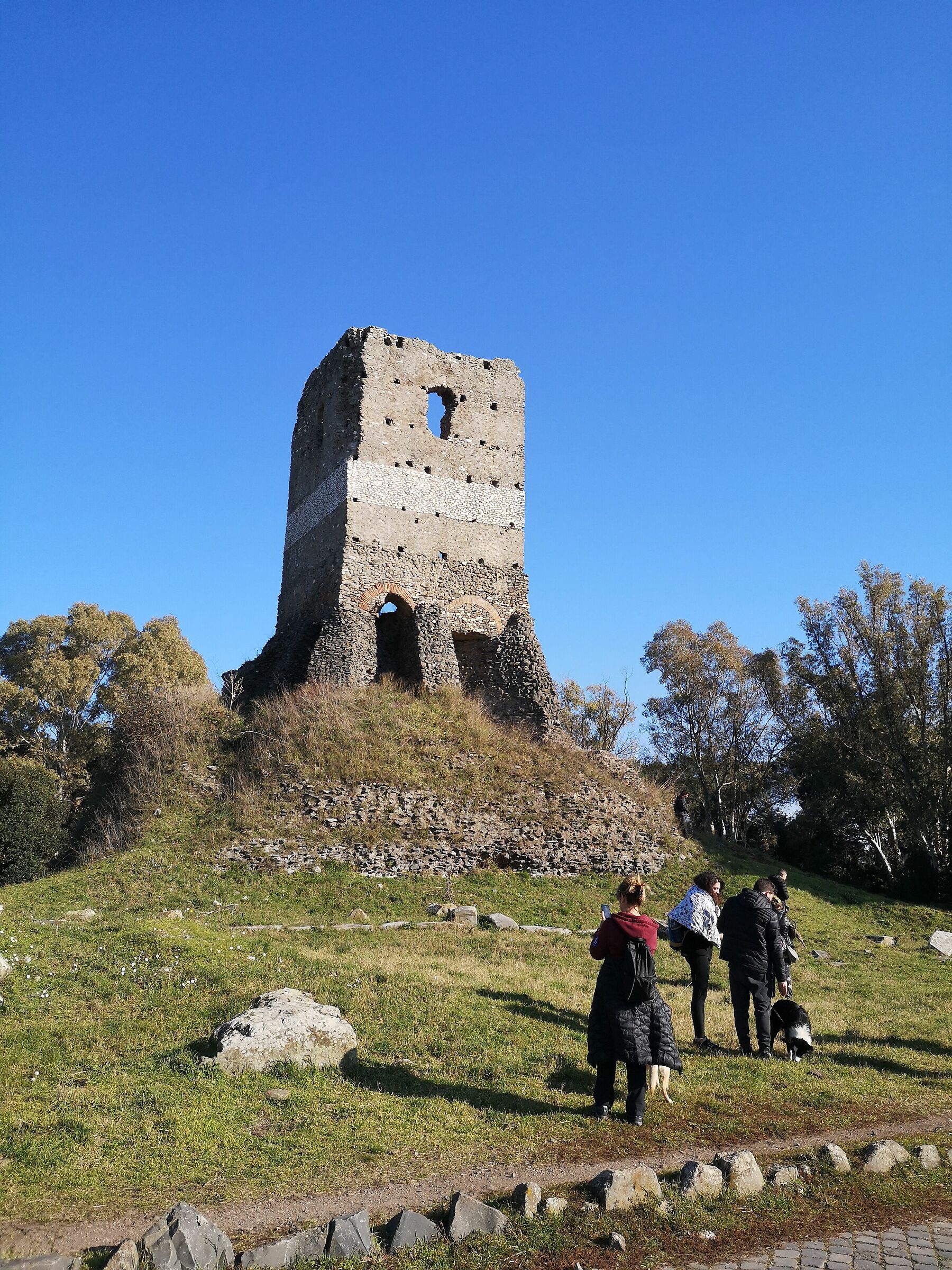 Vecchia torre su Appia Antica ...