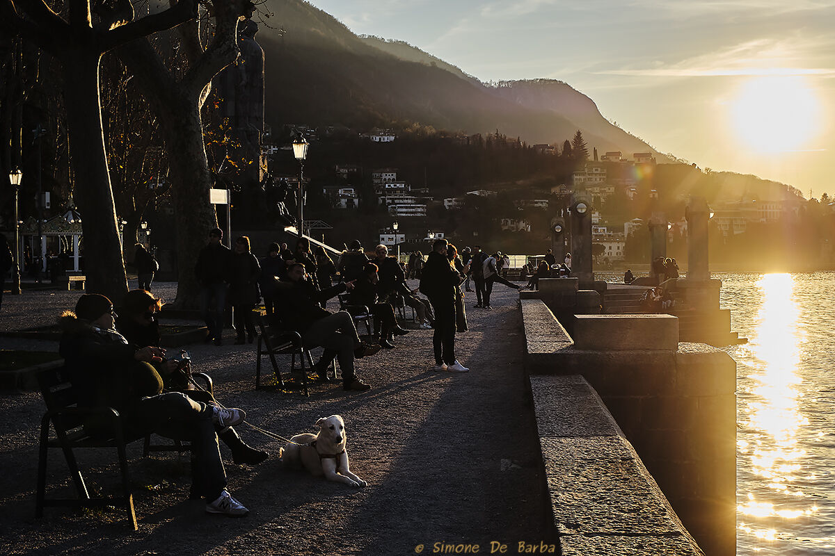 Gente al tramonto (Lecco)...