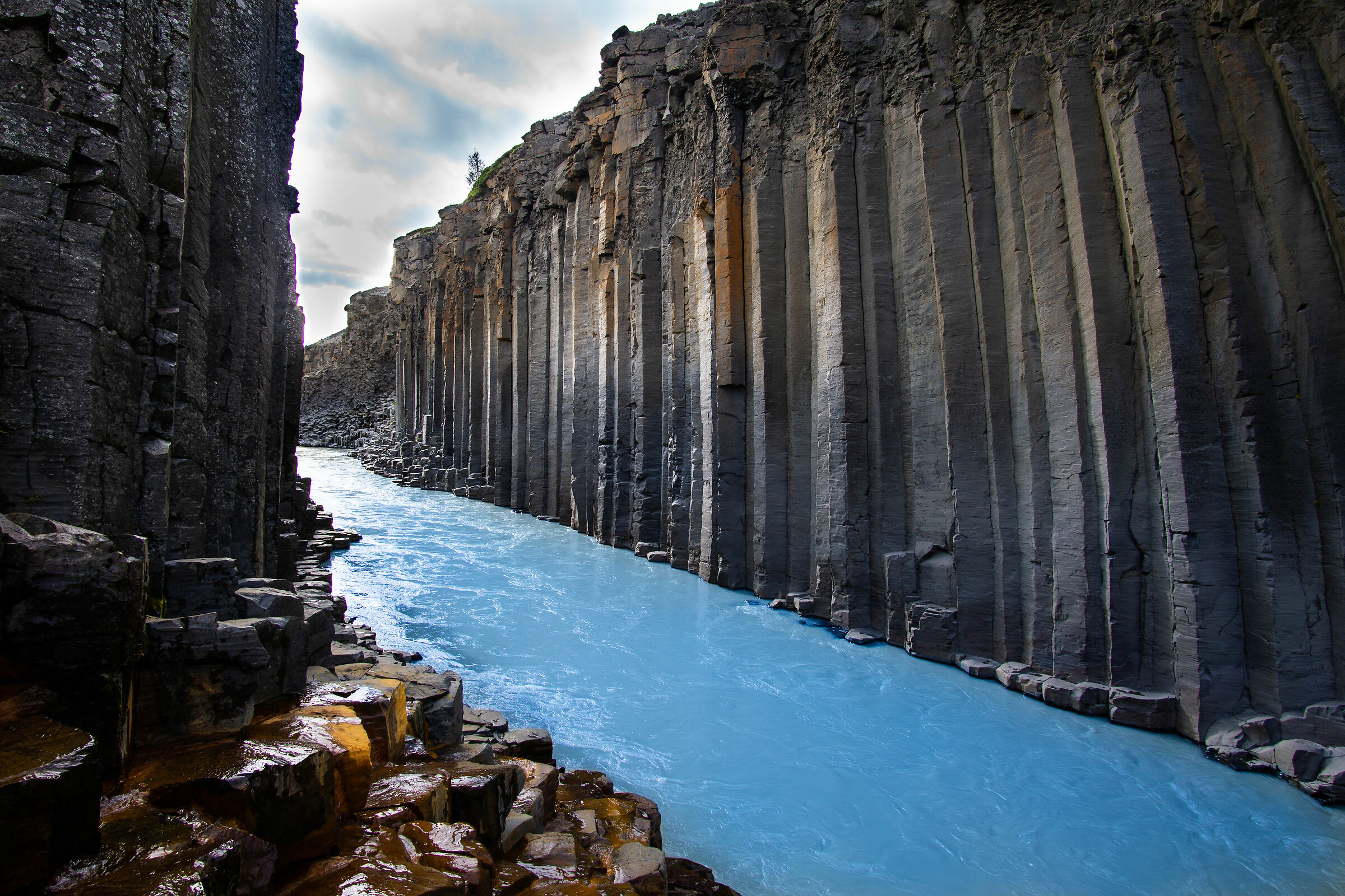Column basalti on the glacial river, Dal ...