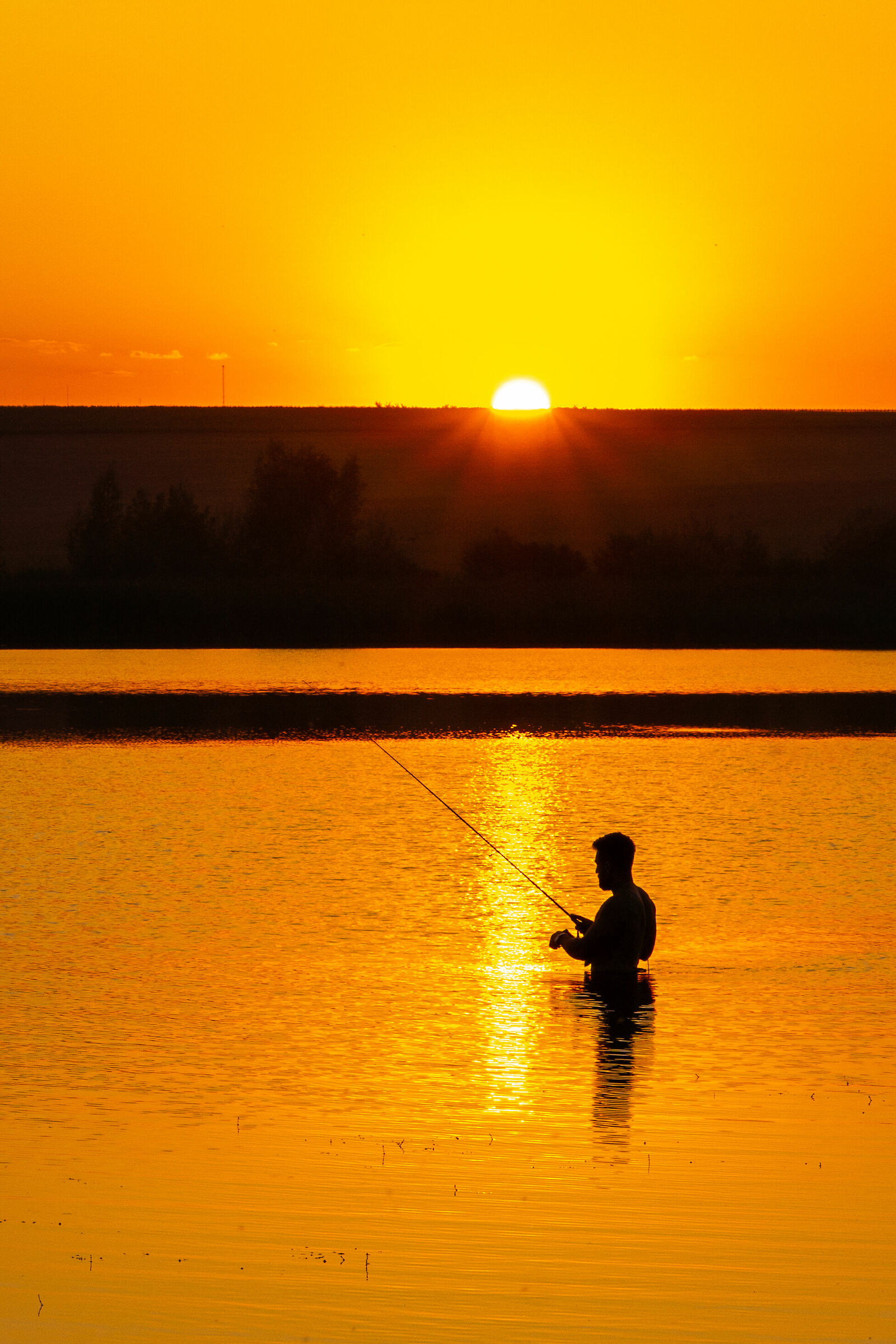 Pesca al tramonto sul lago...