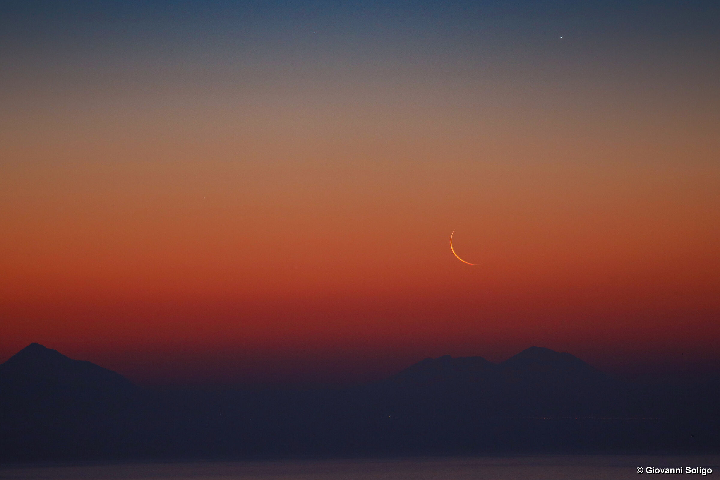 Moon, Jupiter and Vesuvius at dawn...