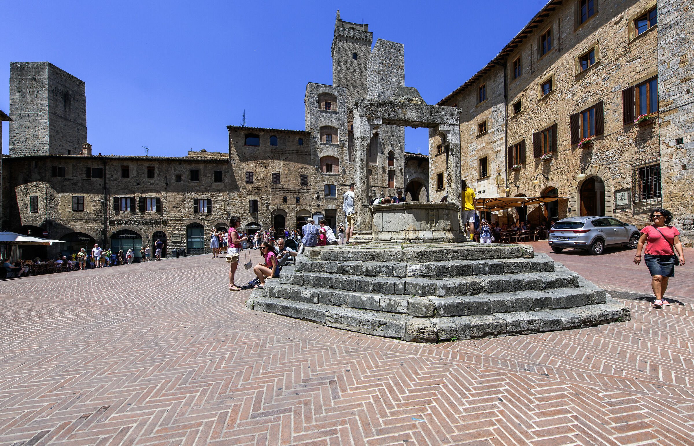 S.Gimignano (Yes): Cisterna Square...