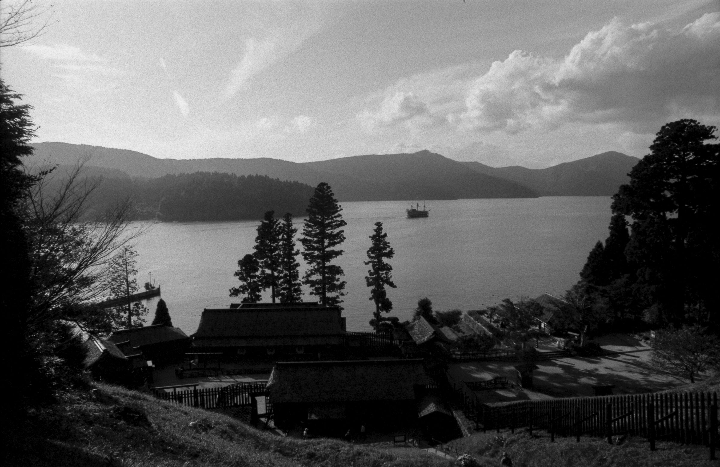 Lago Ashi, l'antica dogana di Hakone e il Veliero...