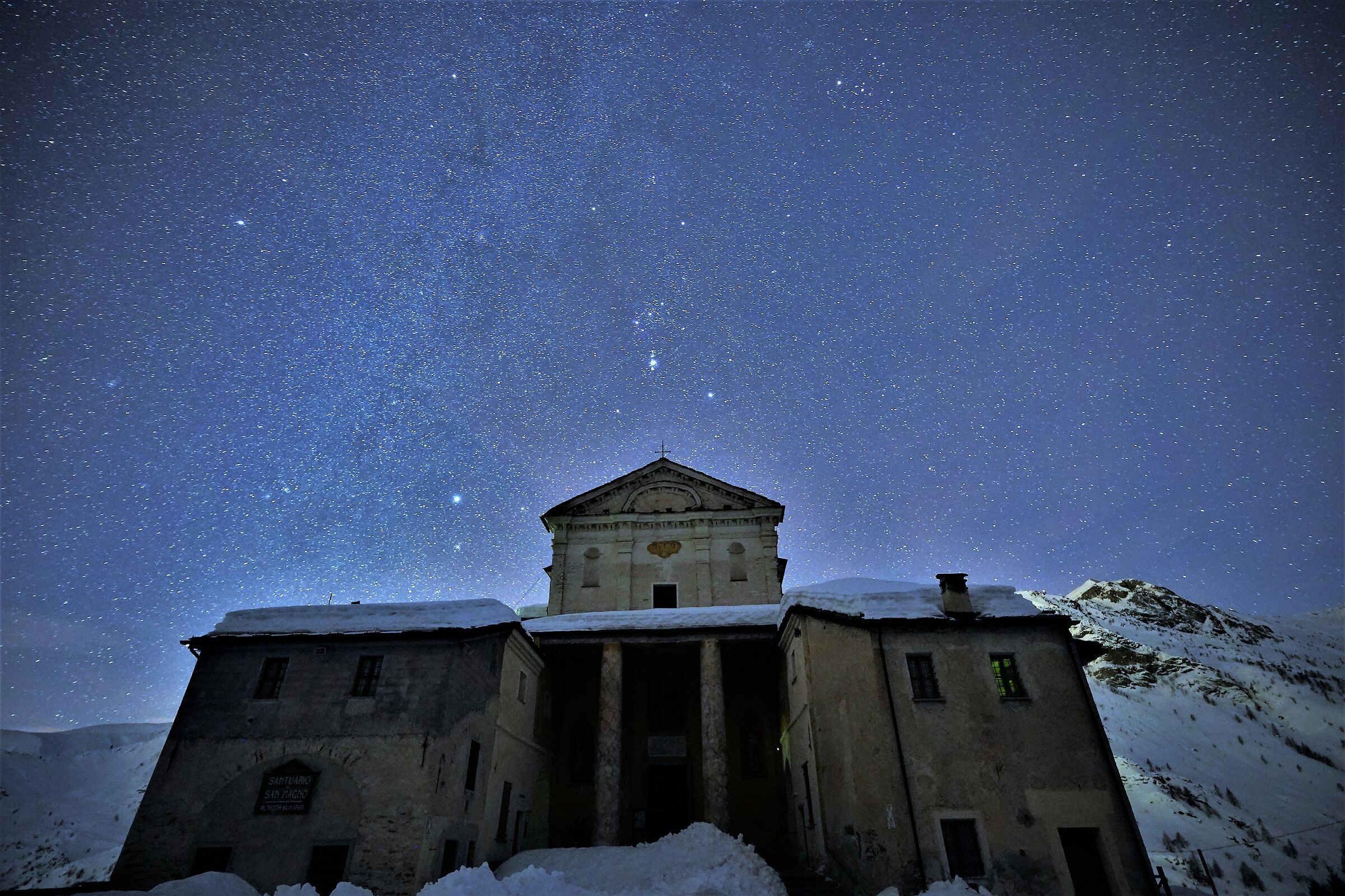 cielo notturno sul santuario di Castelmagno...