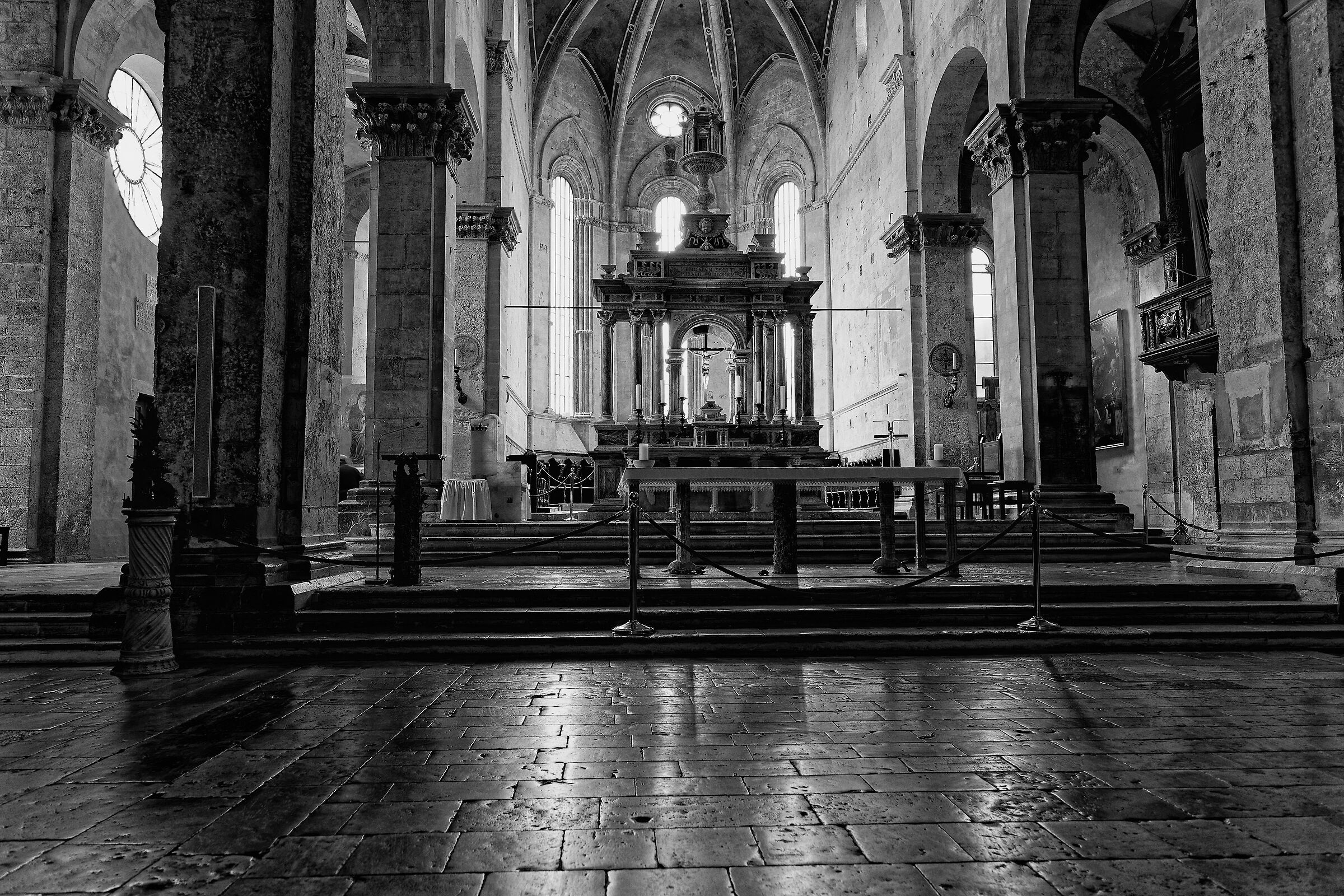 Interno della cattedrale di San Cerbone...