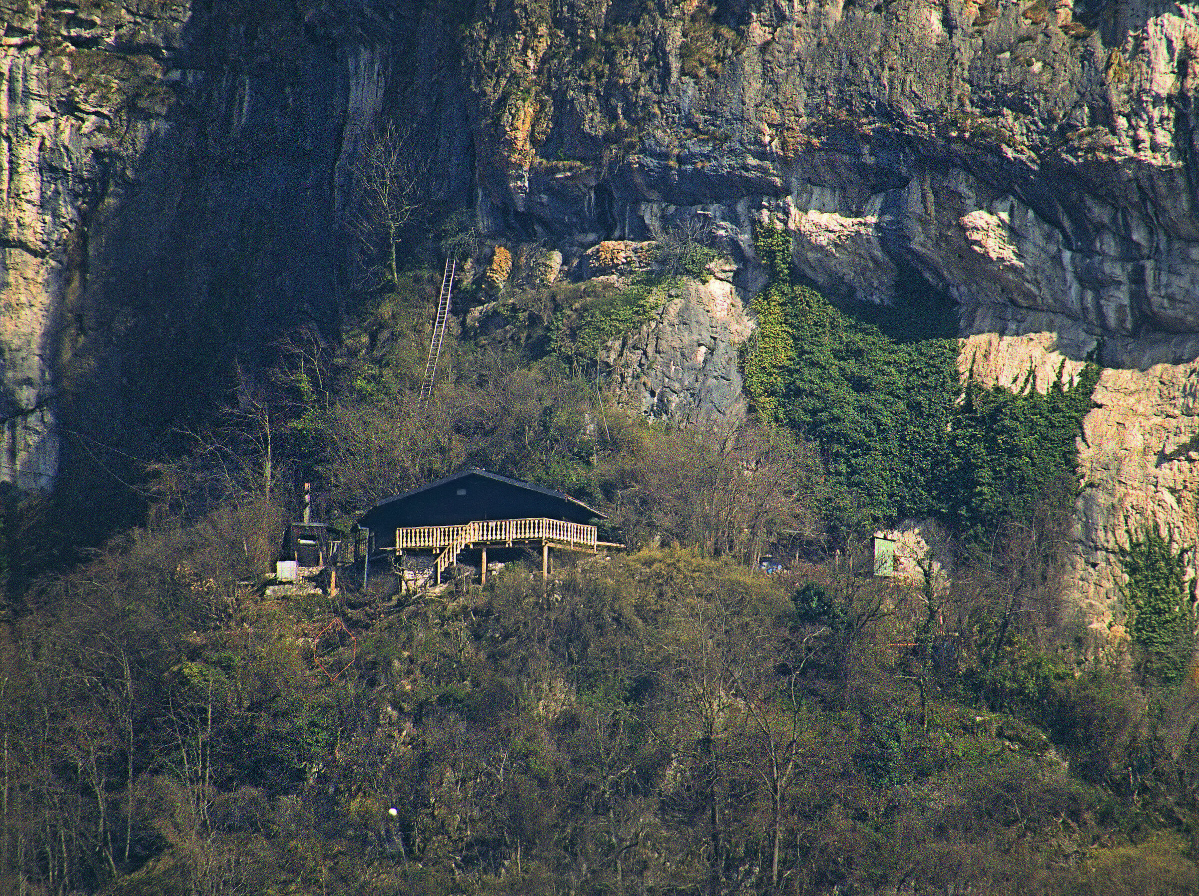 Rifugio CAI Monte Fenera presso le Grotte Principali...