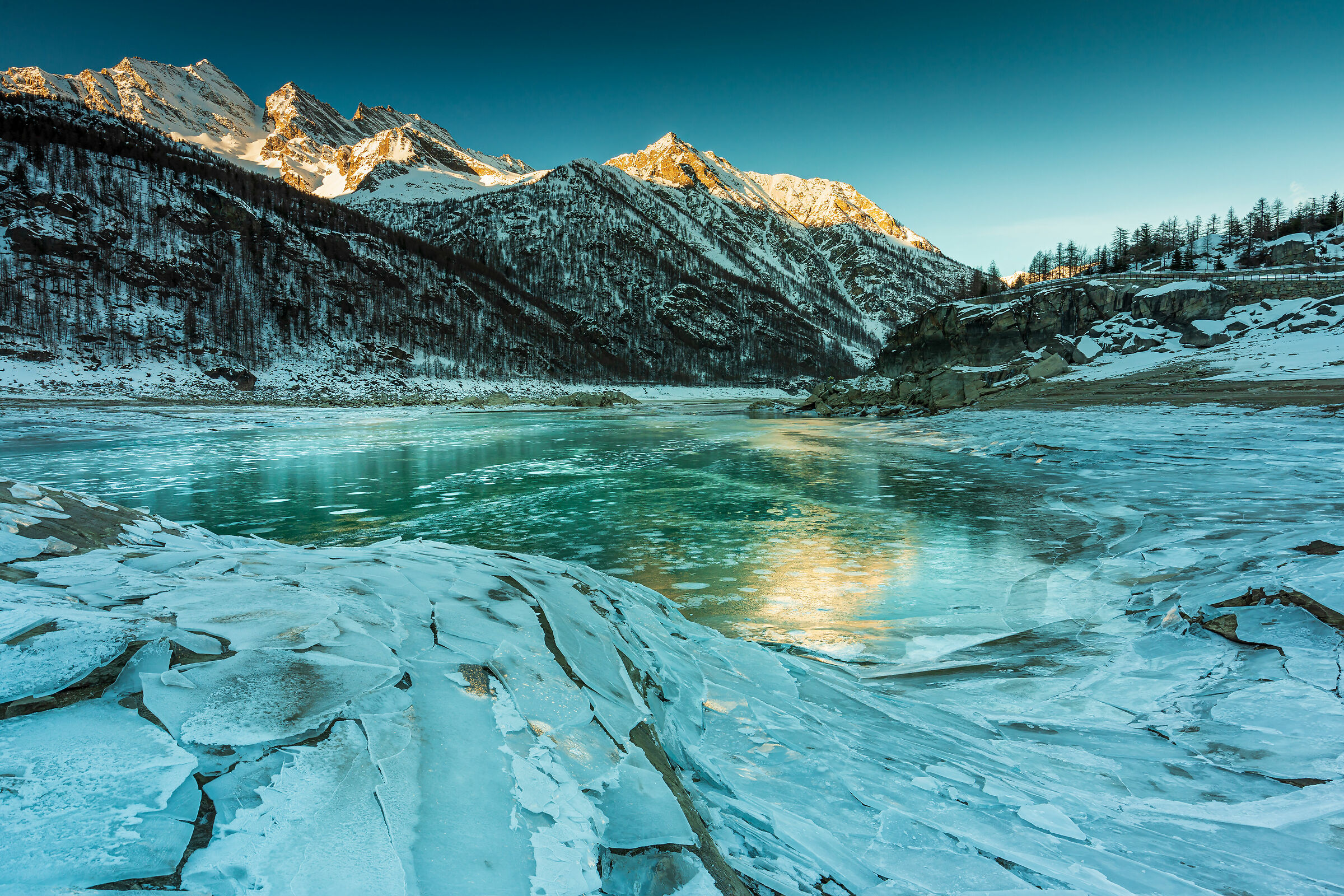 The frozen Royal Ceresole Lake...