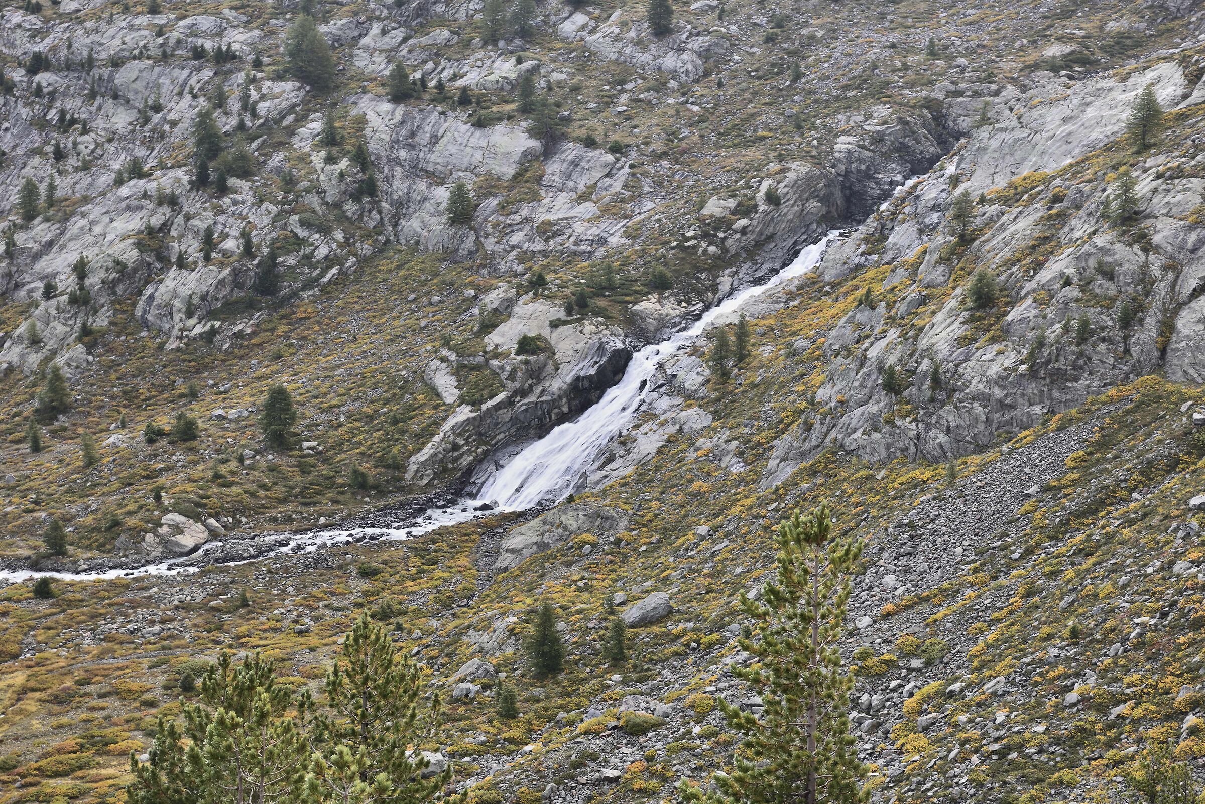 the waterfall that descends from the Ruitor Glacier...