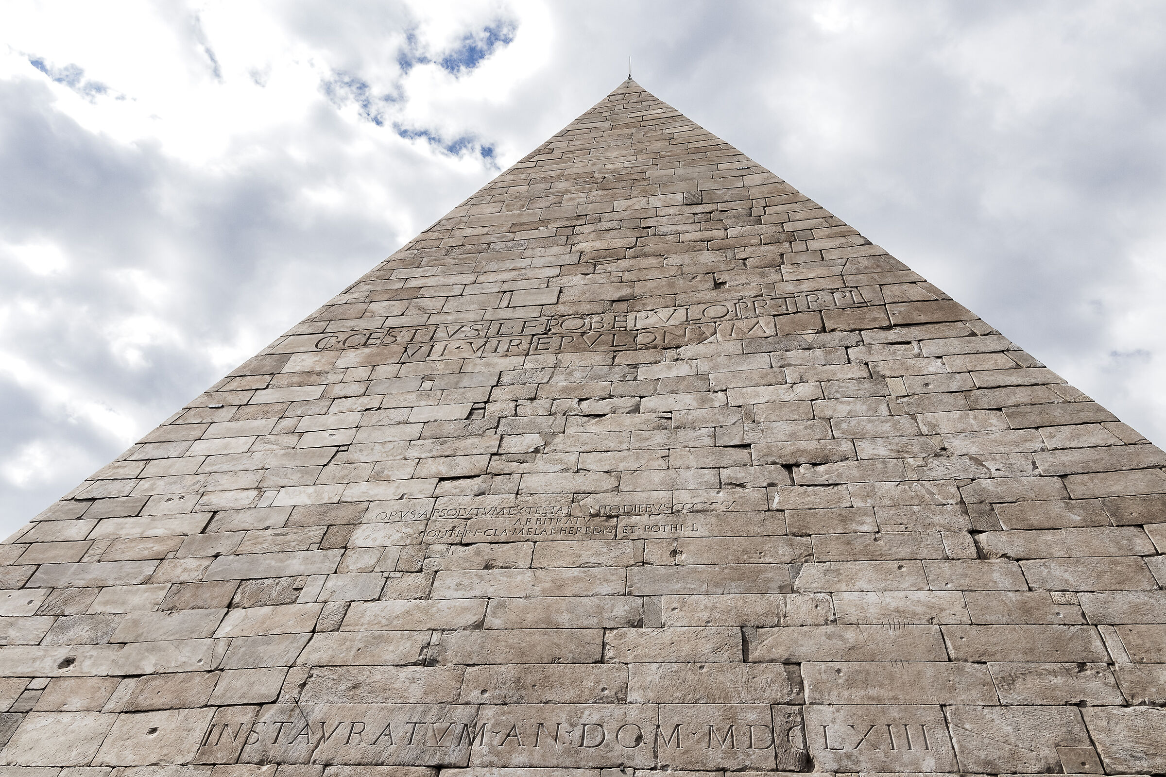 la Piramide Cestia...