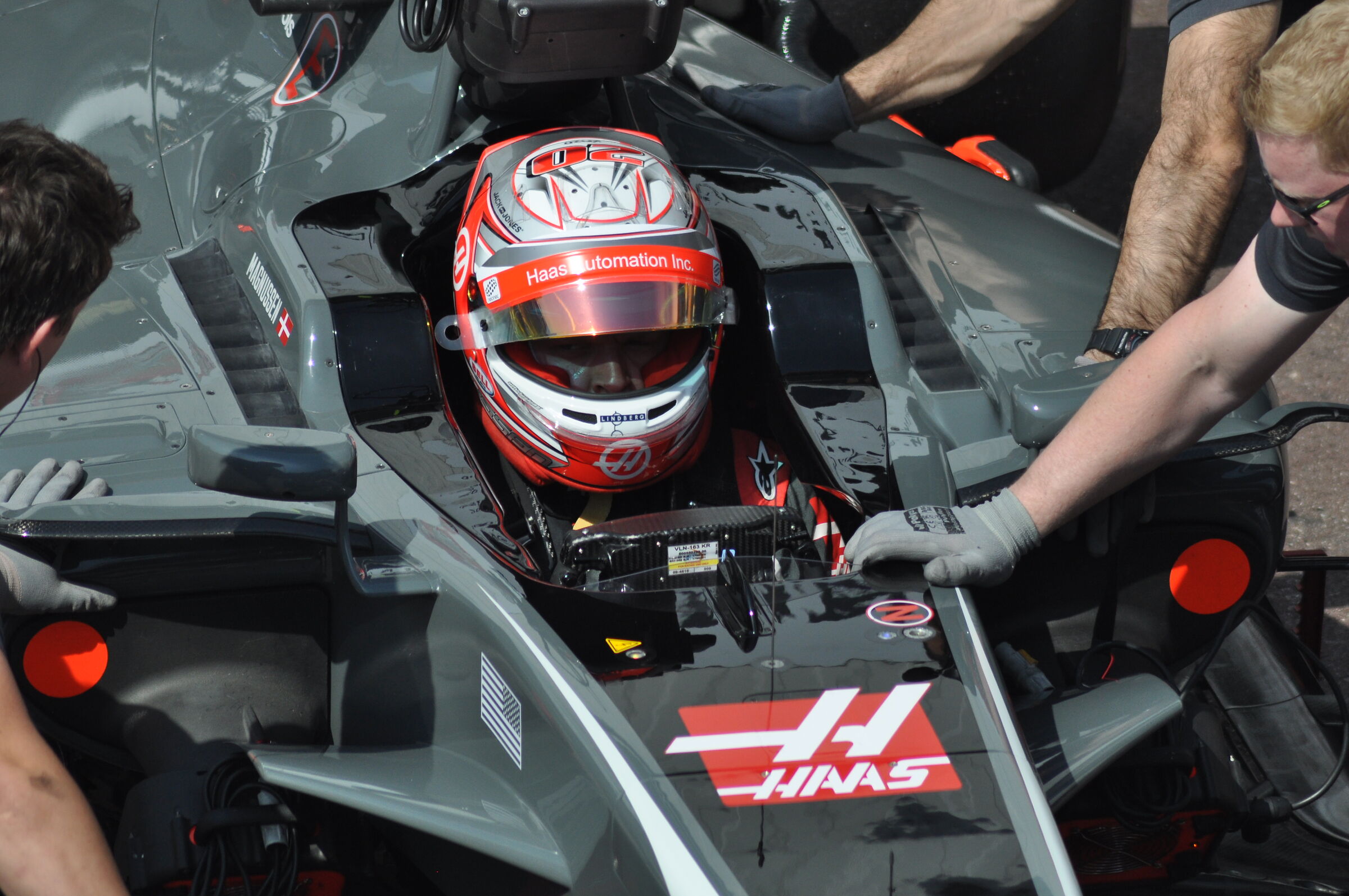 Kevin Magnussen Box Haas F.1...