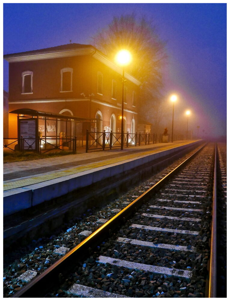 Una sera di nebbia alla Stazione del mio paese...