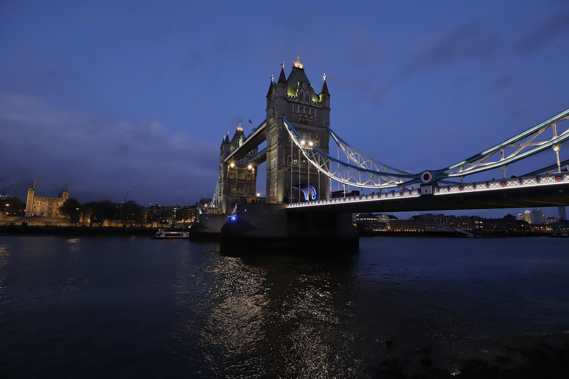 Tower Bridge, New1001...
