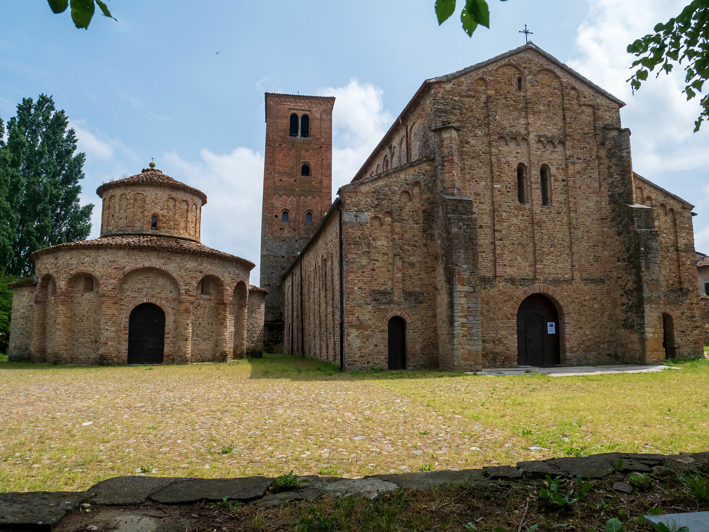 Facciata chiesa romanica e battistero - Vigolo Marchese...
