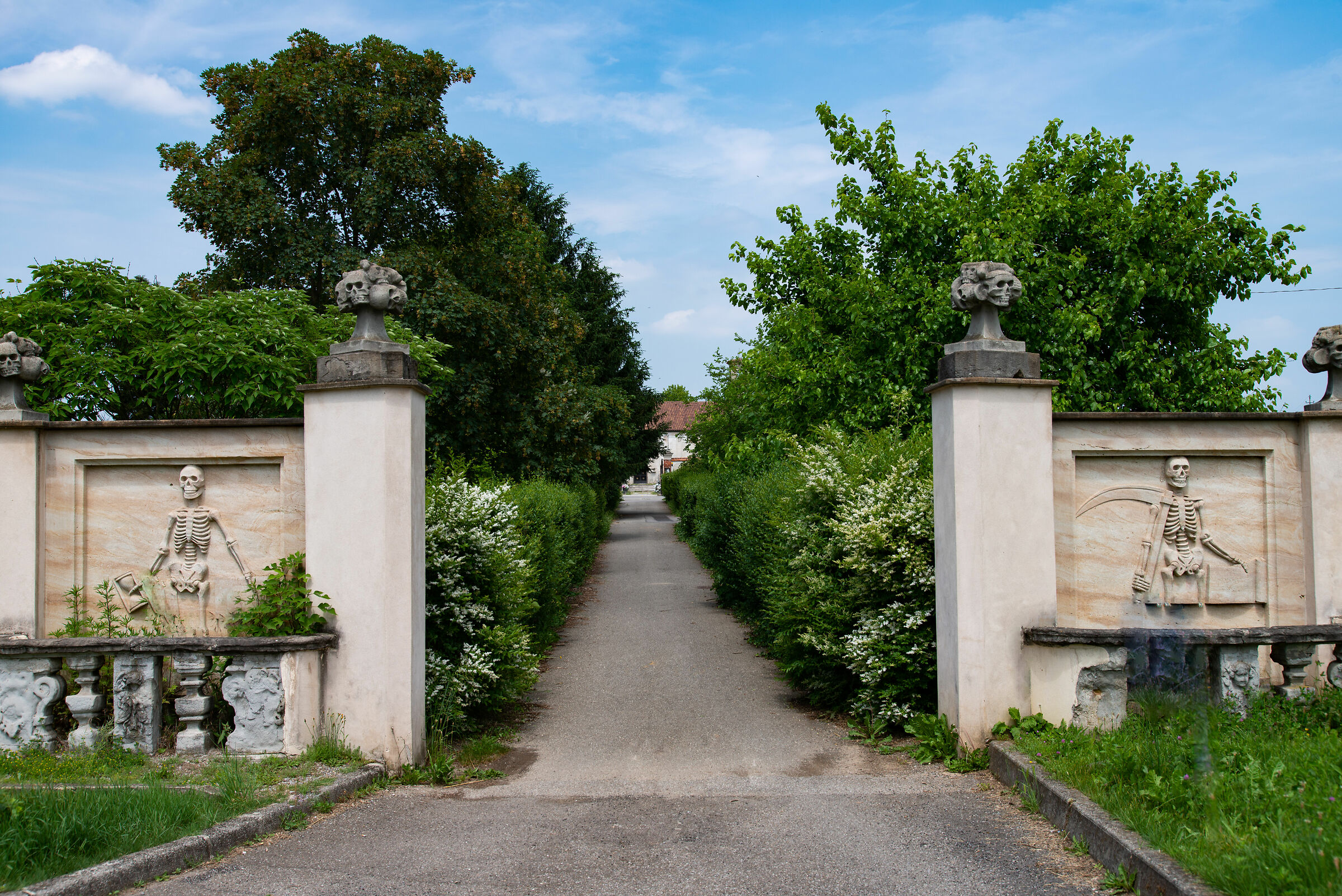 cimitero strano...