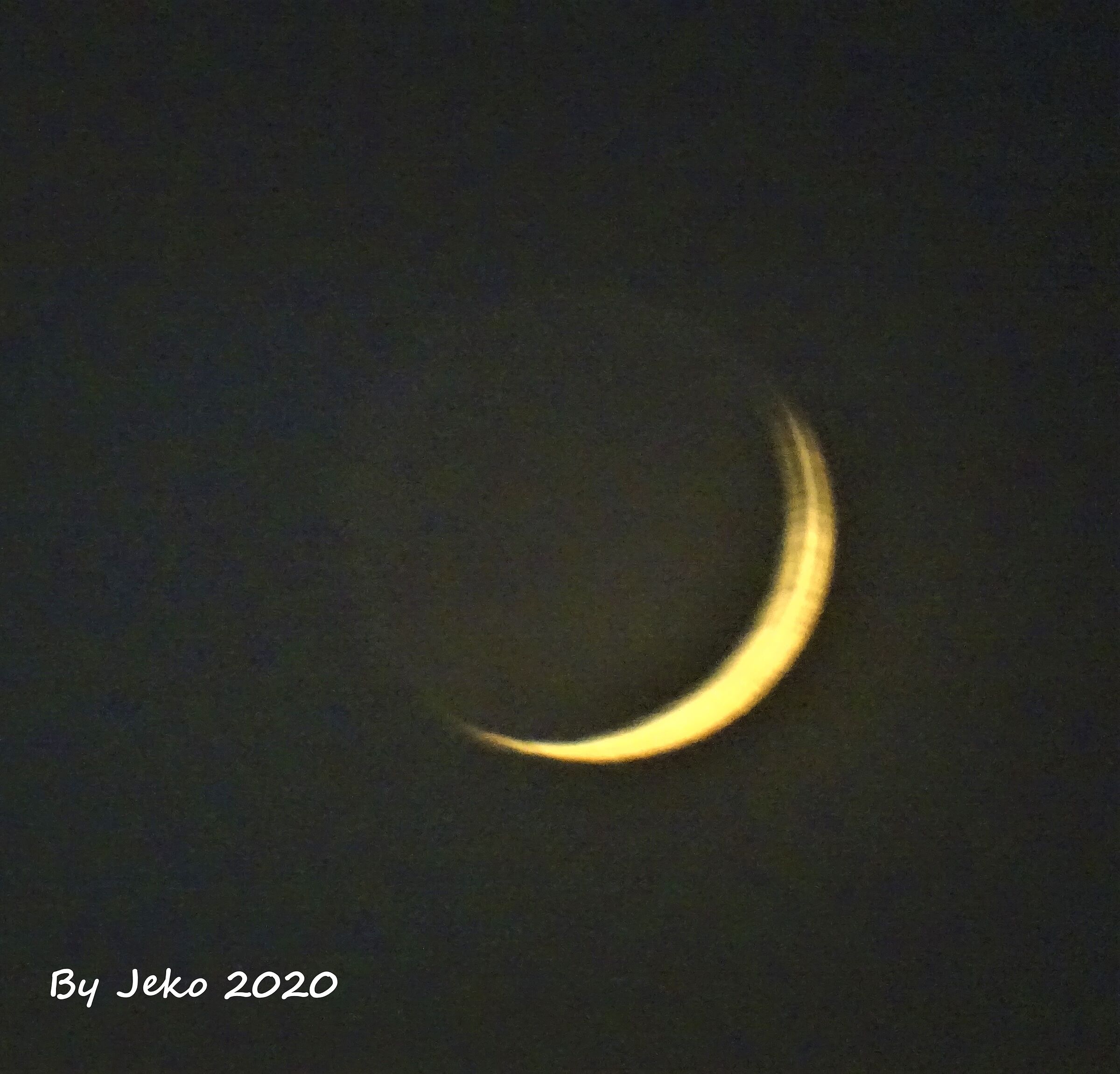 crescent moon 9.30pm on Turin...